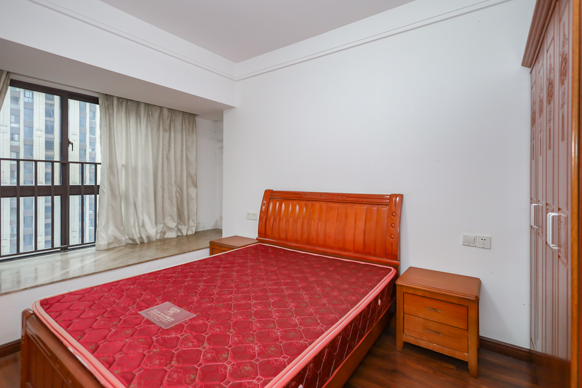 绿地中央广场  3室2厅1卫    110.0万卧室