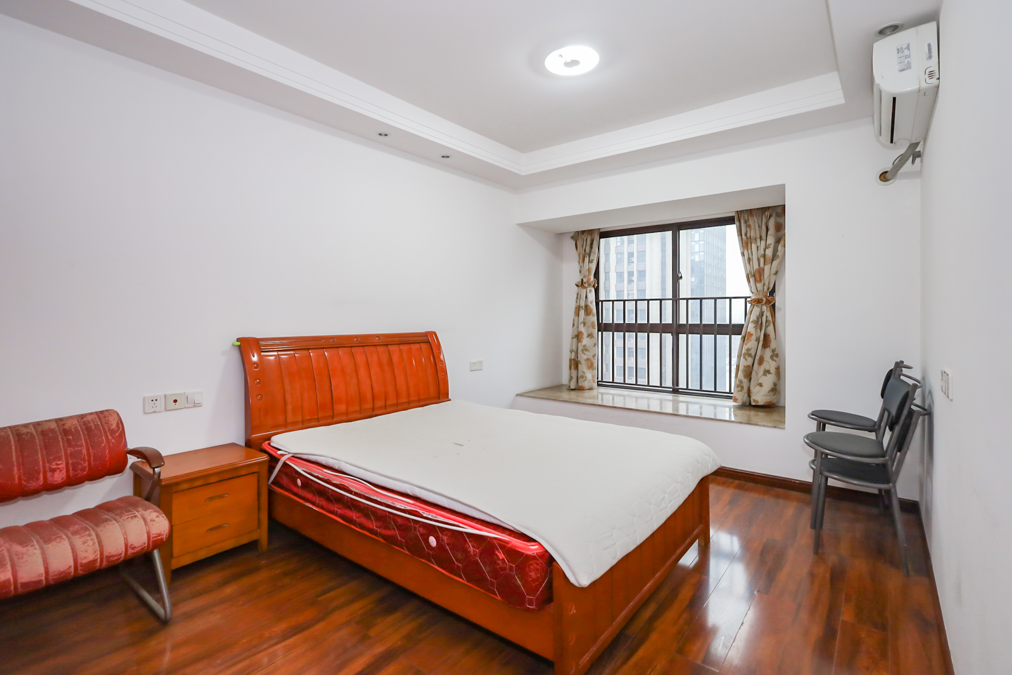 绿地中央广场  3室2厅1卫    110.0万卧室