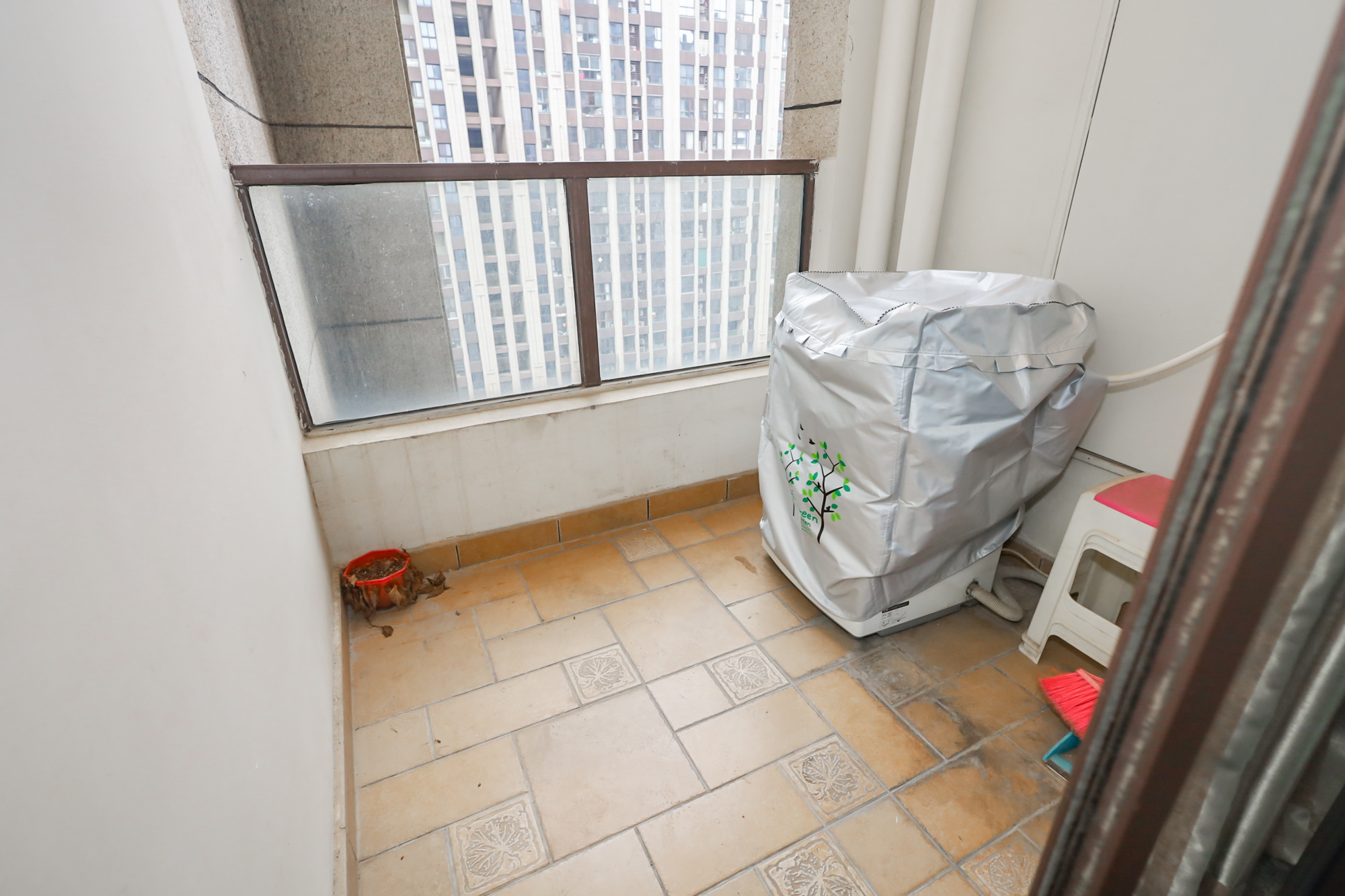 绿地中央广场  3室2厅1卫    110.0万阳台