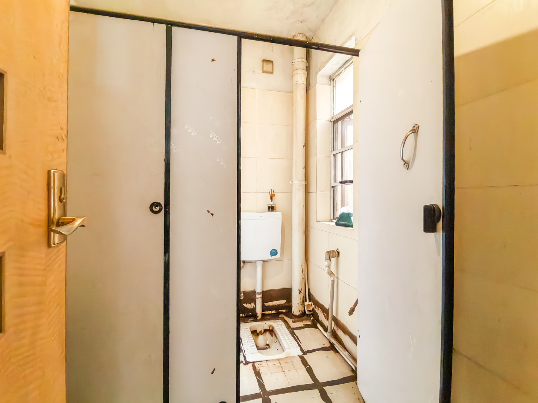 泰格林纸  4室2厅2卫    68.0万卫生间