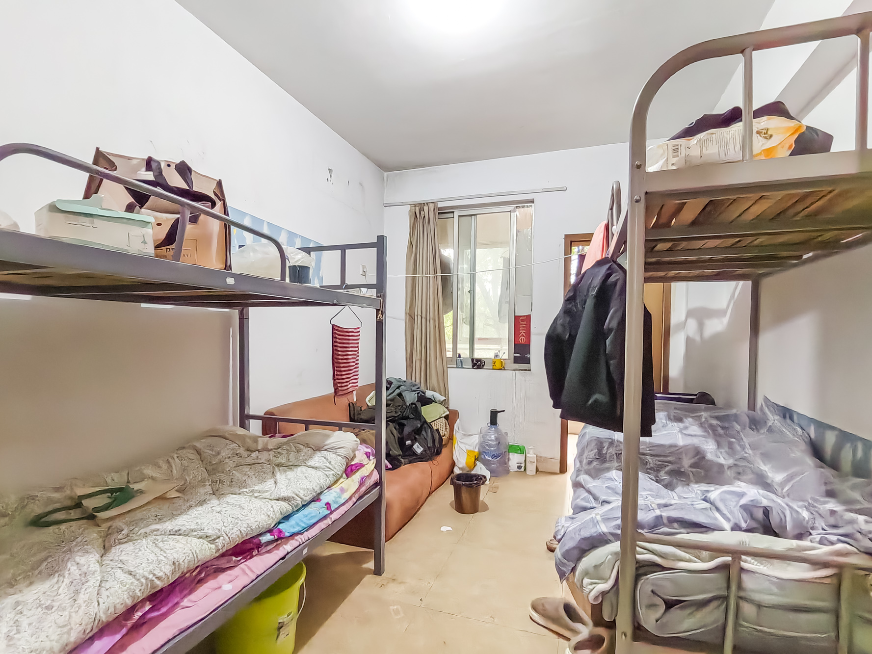 泰格林纸  4室2厅2卫    68.0万卧室