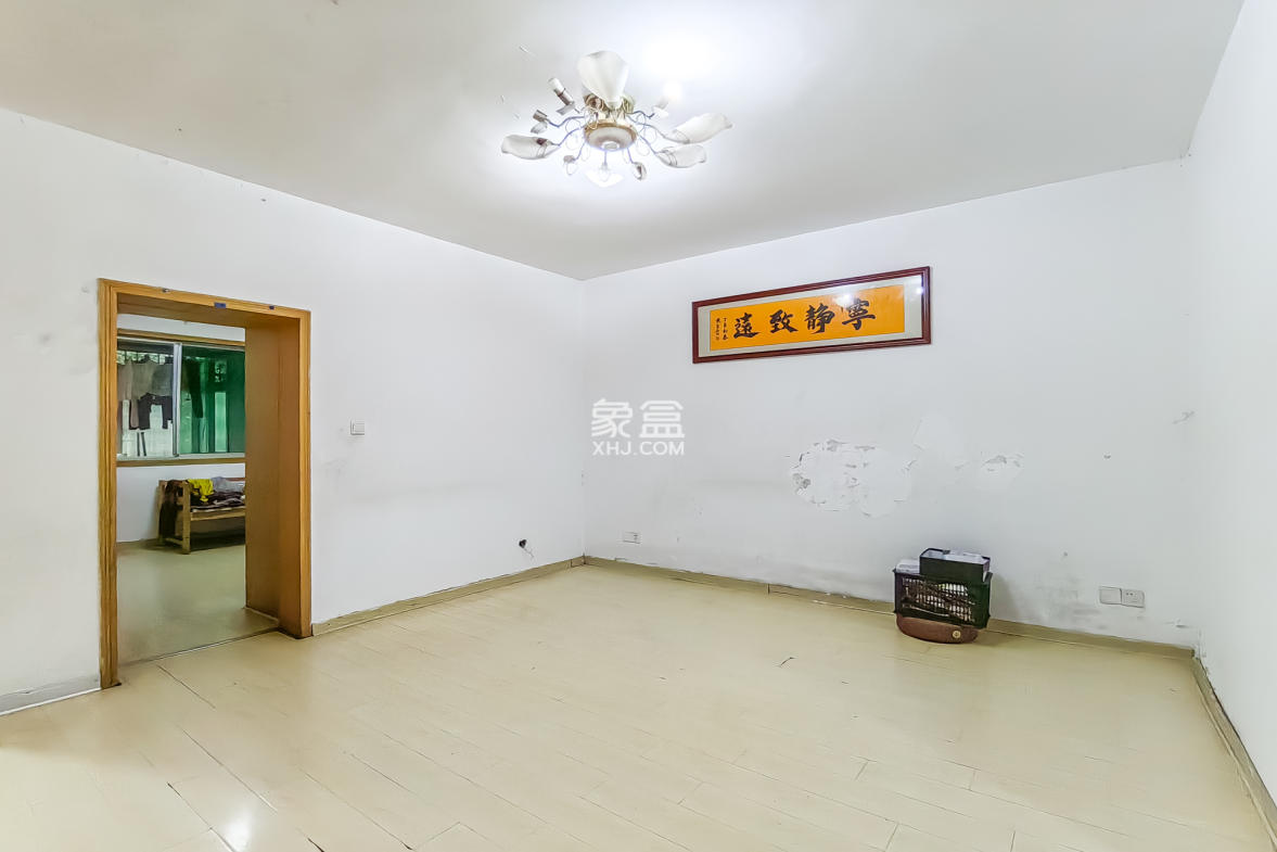 中南汽车世界  2室2厅1卫    34.8万 中南汽车世界  2室2厅1卫    34.8万客厅