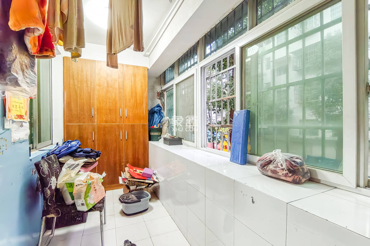 中南汽车世界  2室2厅1卫    34.8万 中南汽车世界  2室2厅1卫    34.8万阳台