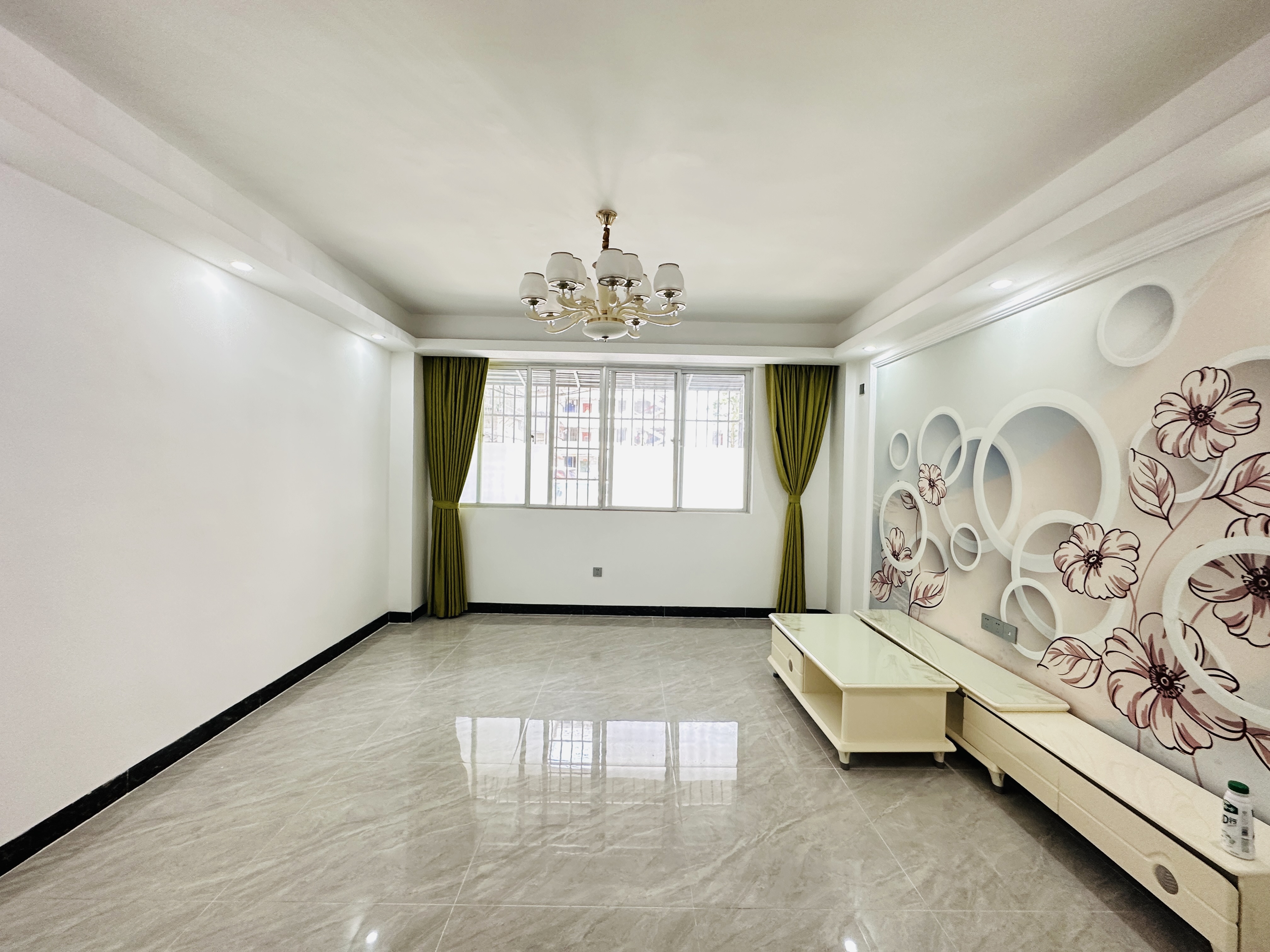 怡昌花园  4室2厅2卫    129.0万 怡昌花园  4室2厅2卫    129.0万客厅