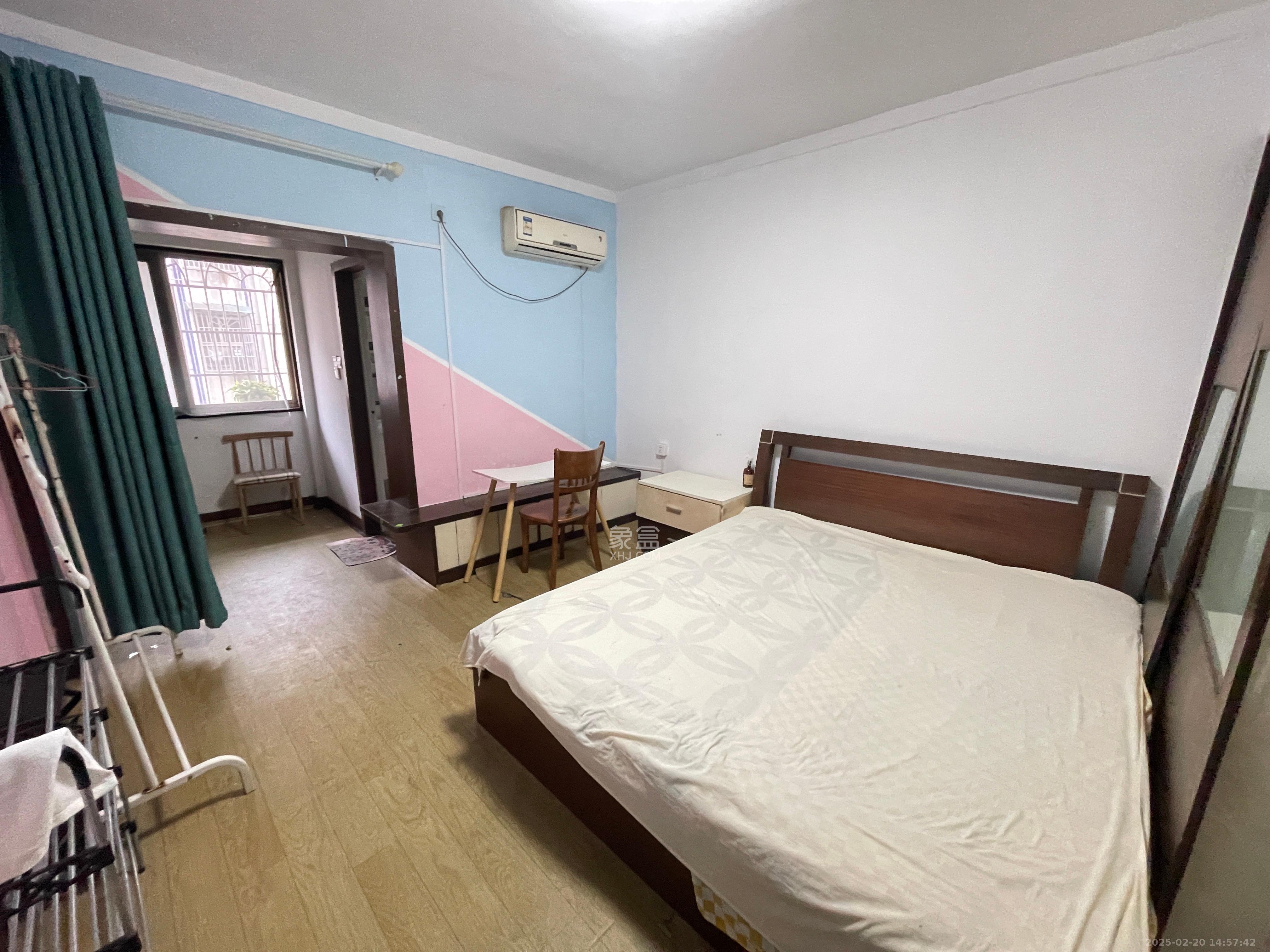 南园小区  4室1厅2卫   2400.00元/月室内图