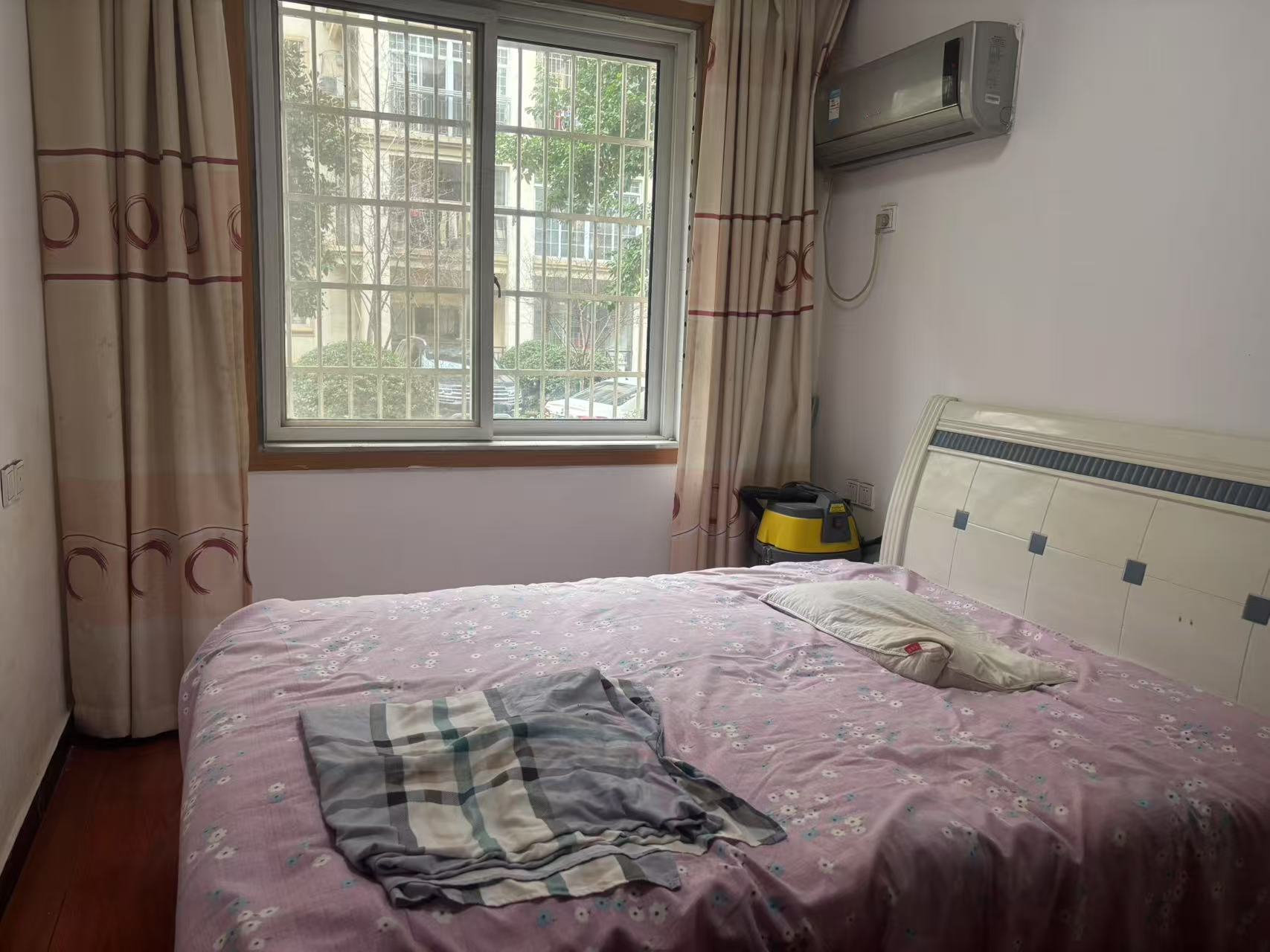 精锐华府(精锐华庭) 3室2厅2卫 1380.0元/月 精锐华府(精锐华庭) 3室2厅2卫 1380.0元/月室内图