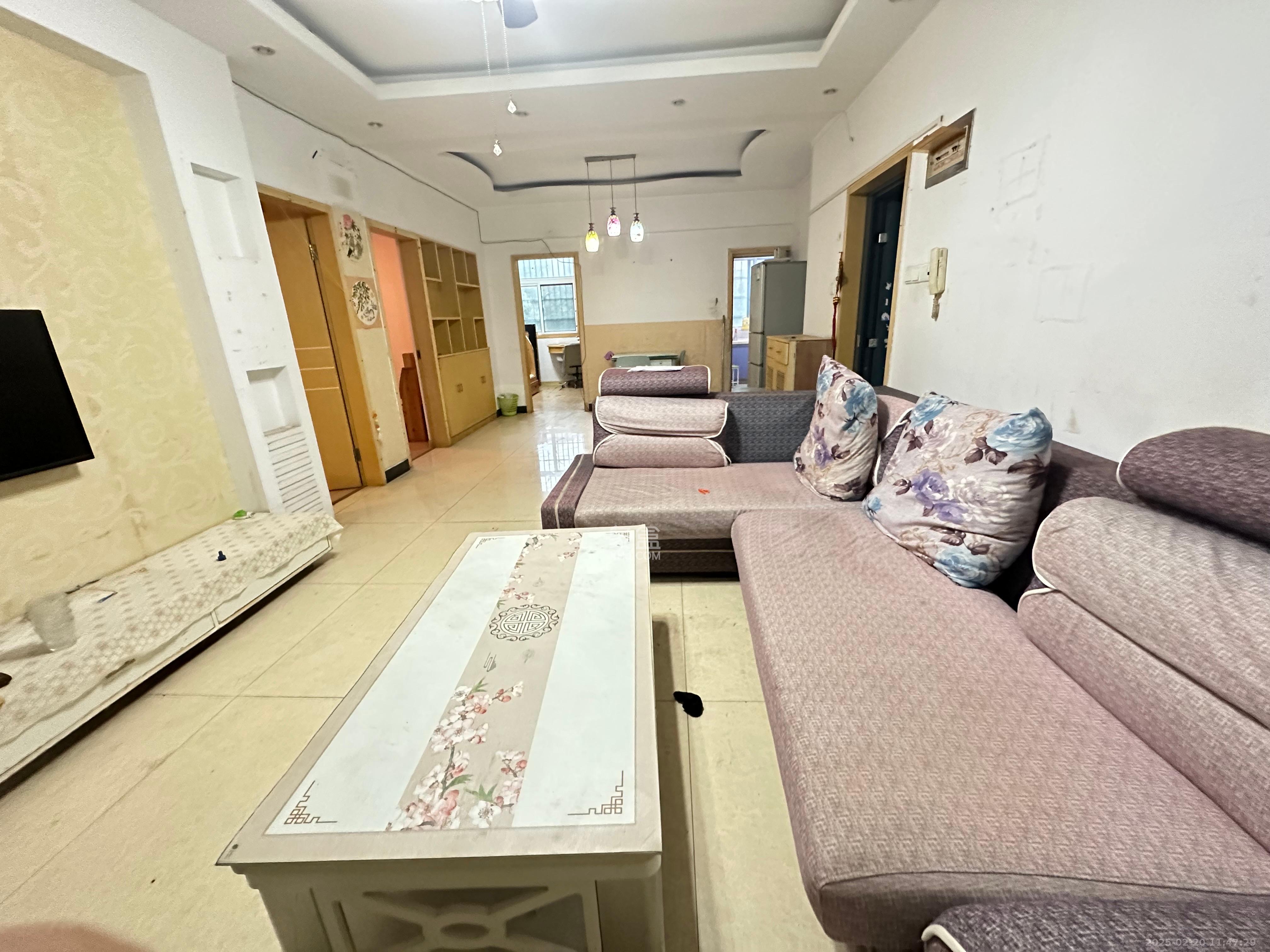 鄱阳小区  1室0厅0卫    1600.0元/月 鄱阳小区  1室0厅0卫    1600.0元/月室内图