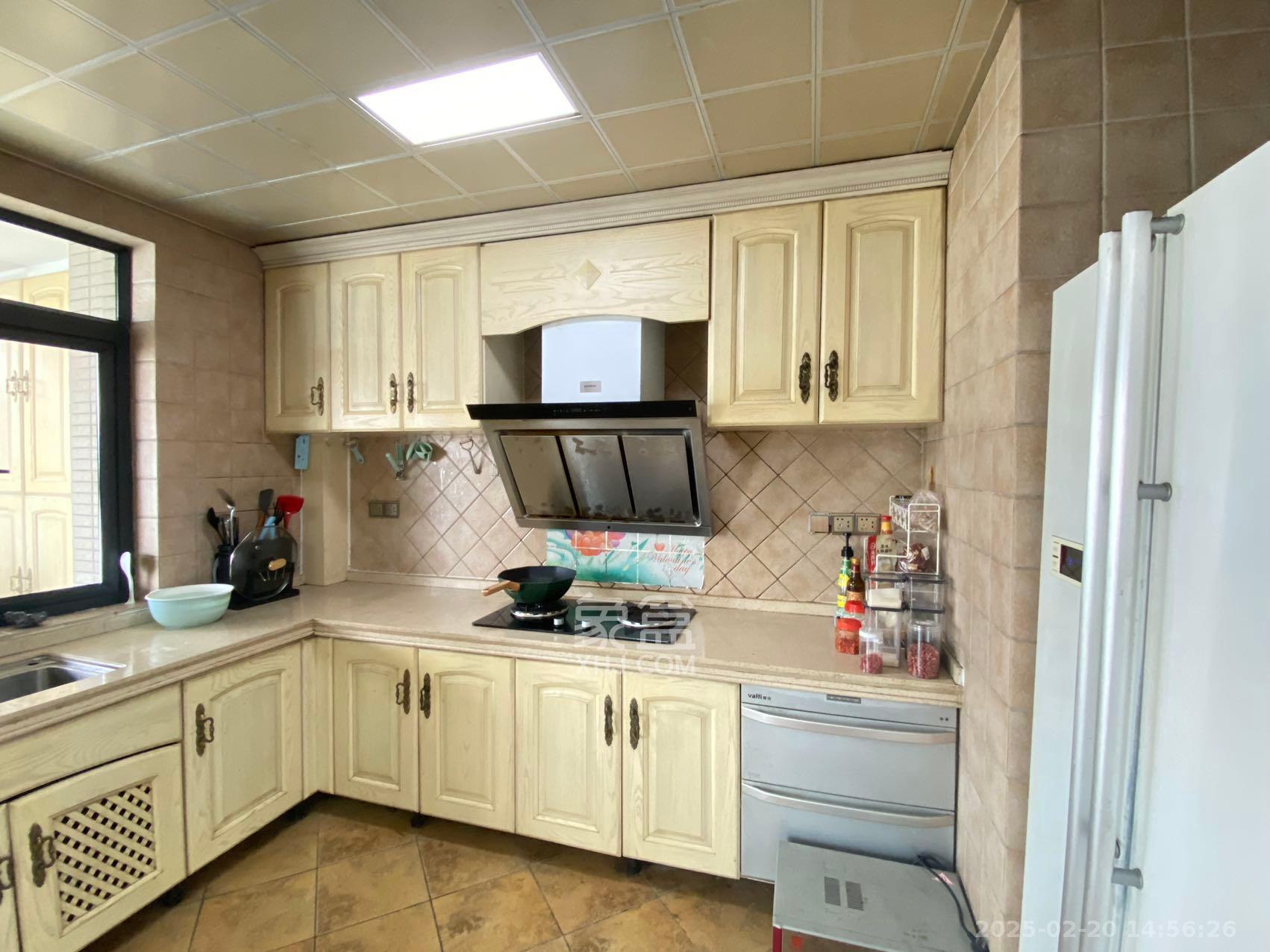 藏珑湖上国际花园 4室2厅2卫 6000.0元/月 藏珑湖上国际花园 4室2厅2卫 6000.0元/月室内图