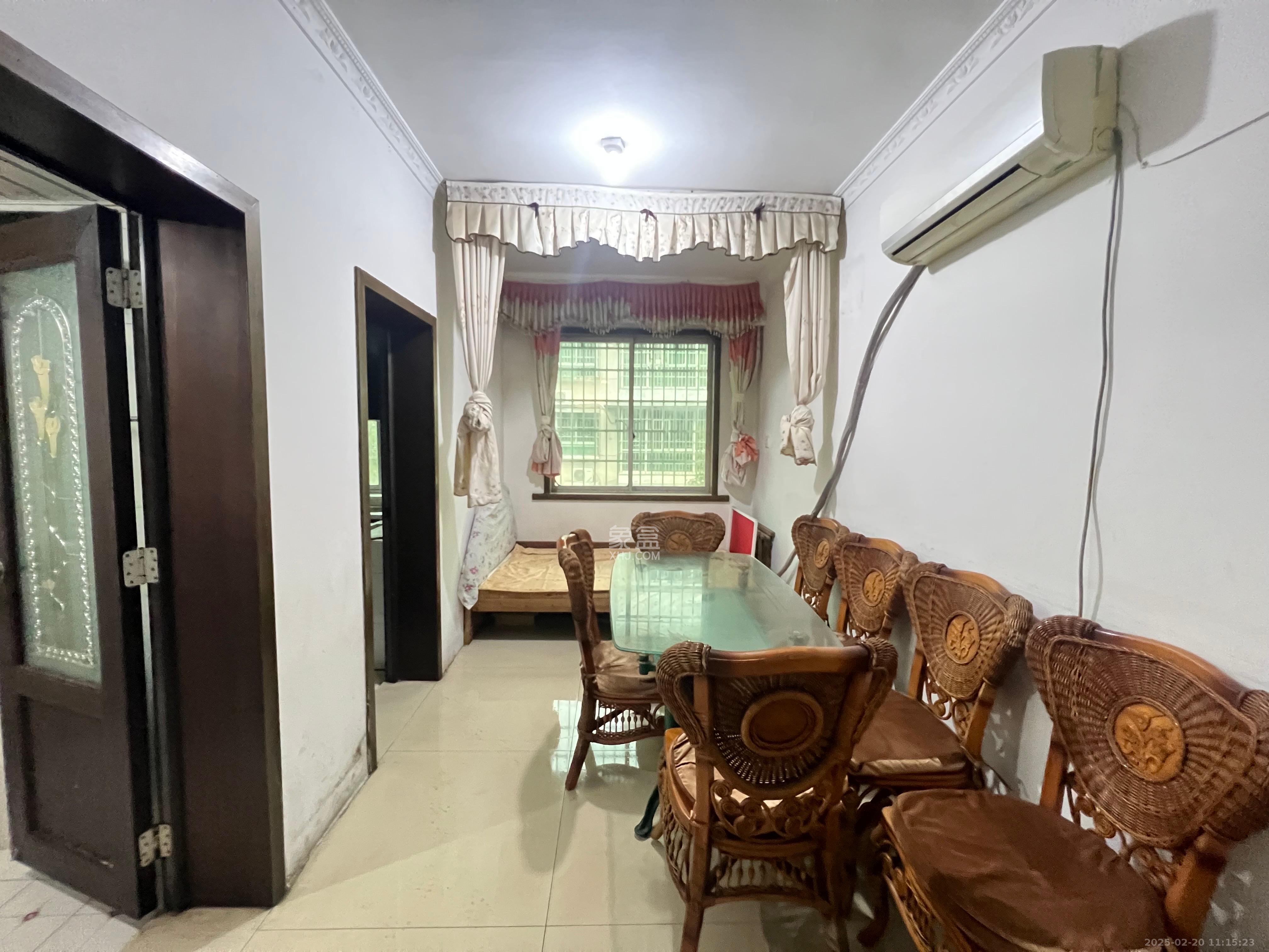 中南汽车世界  2室2厅1卫    1050.0元/月 中南汽车世界  2室2厅1卫    1050.0元/月室内图