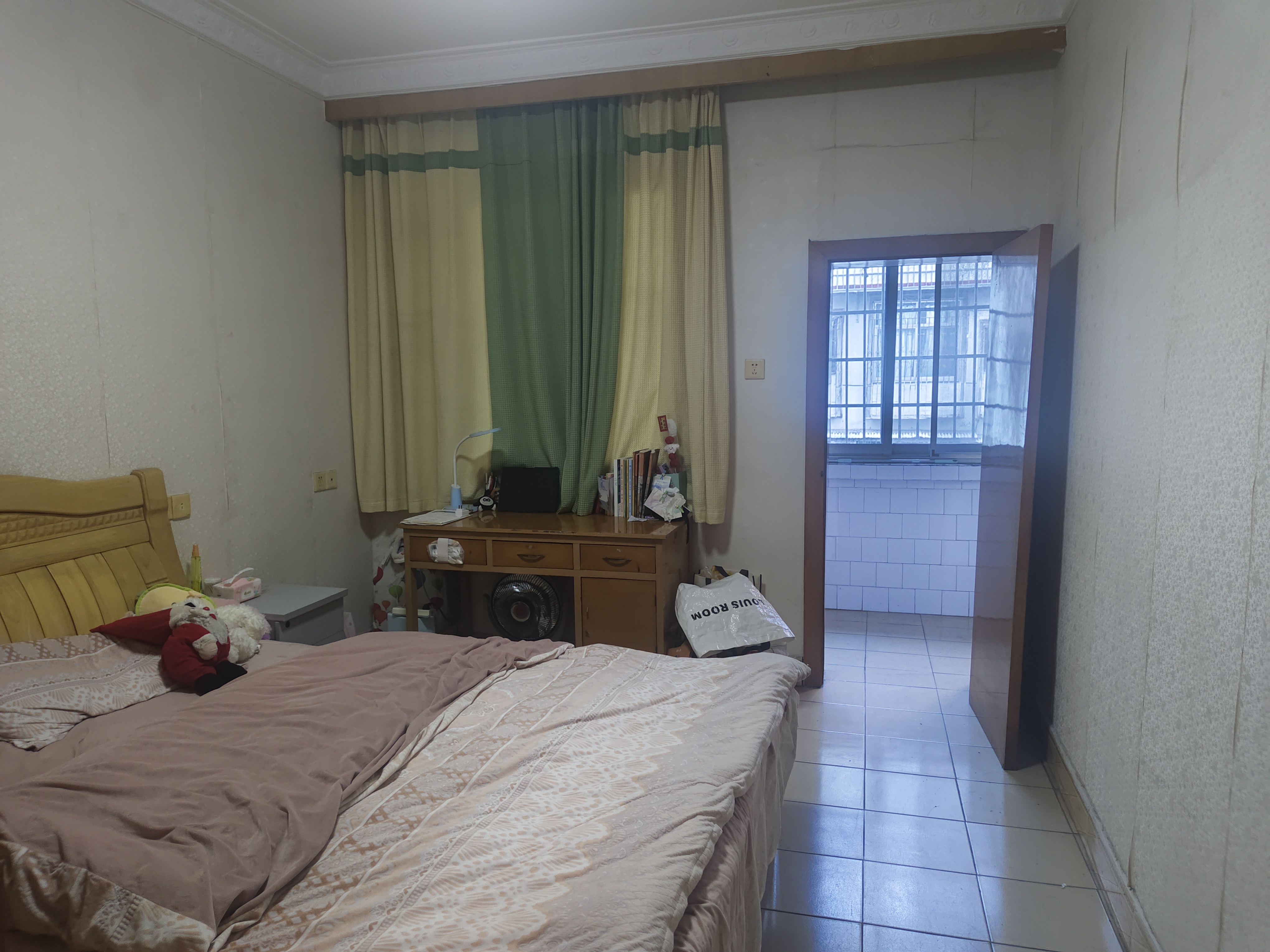 三中(校内)家属院 3室2厅1卫 89.8万 三中(校内)家属院 3室2厅1卫 89.8万客厅