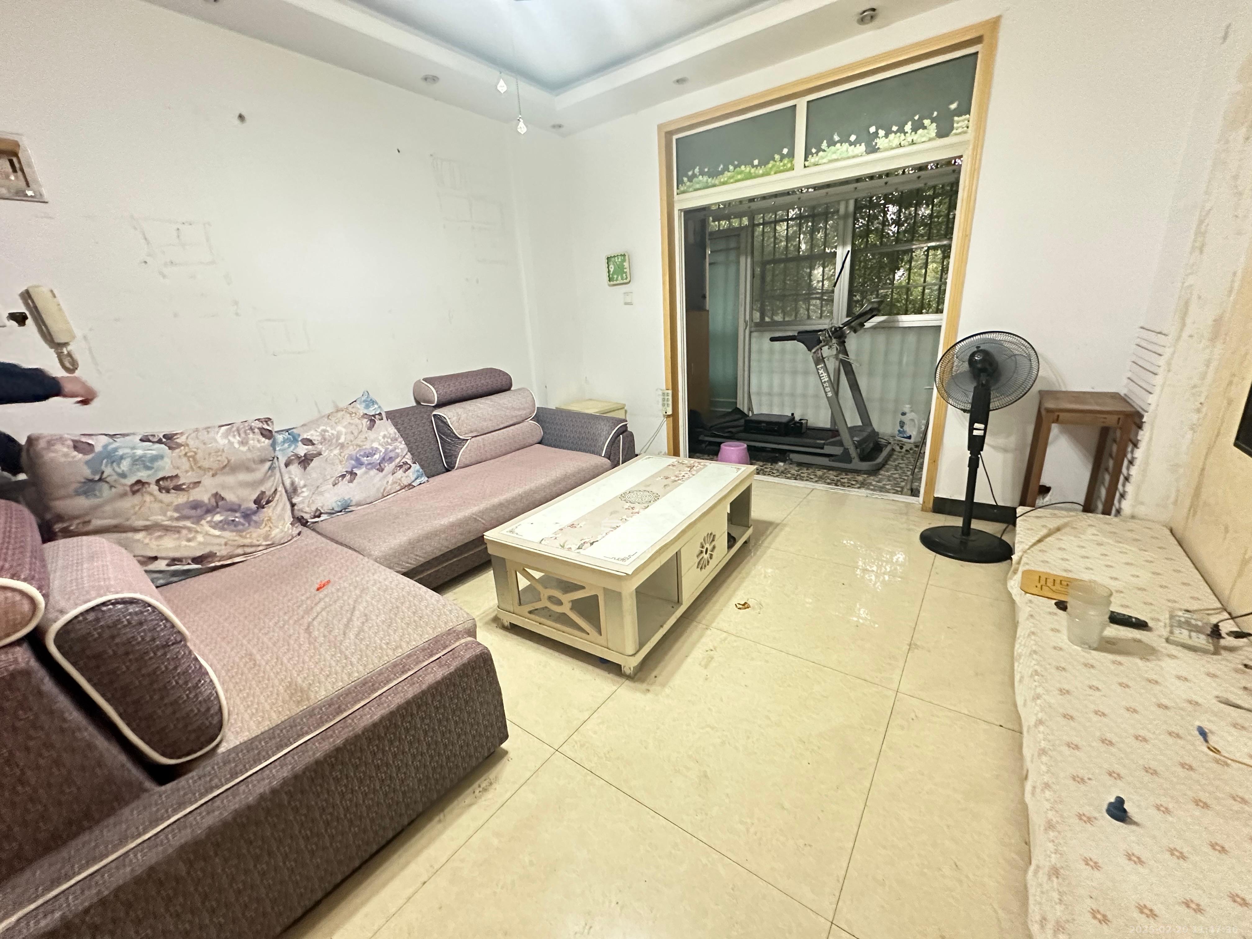 鄱阳小区  1室0厅0卫    1600.0元/月 鄱阳小区  1室0厅0卫    1600.0元/月室内图