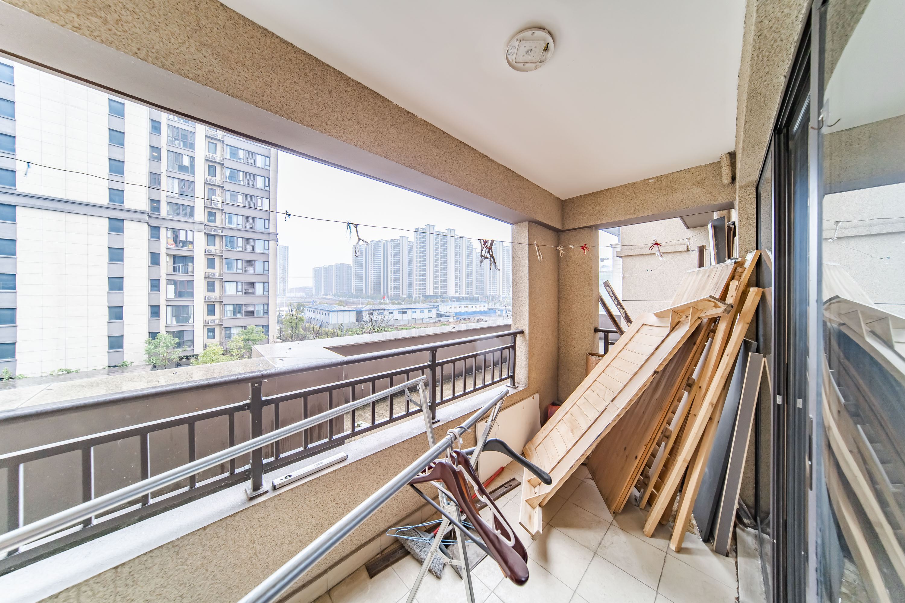 华申阳光城未来悦  4室2厅2卫   180.00万阳台