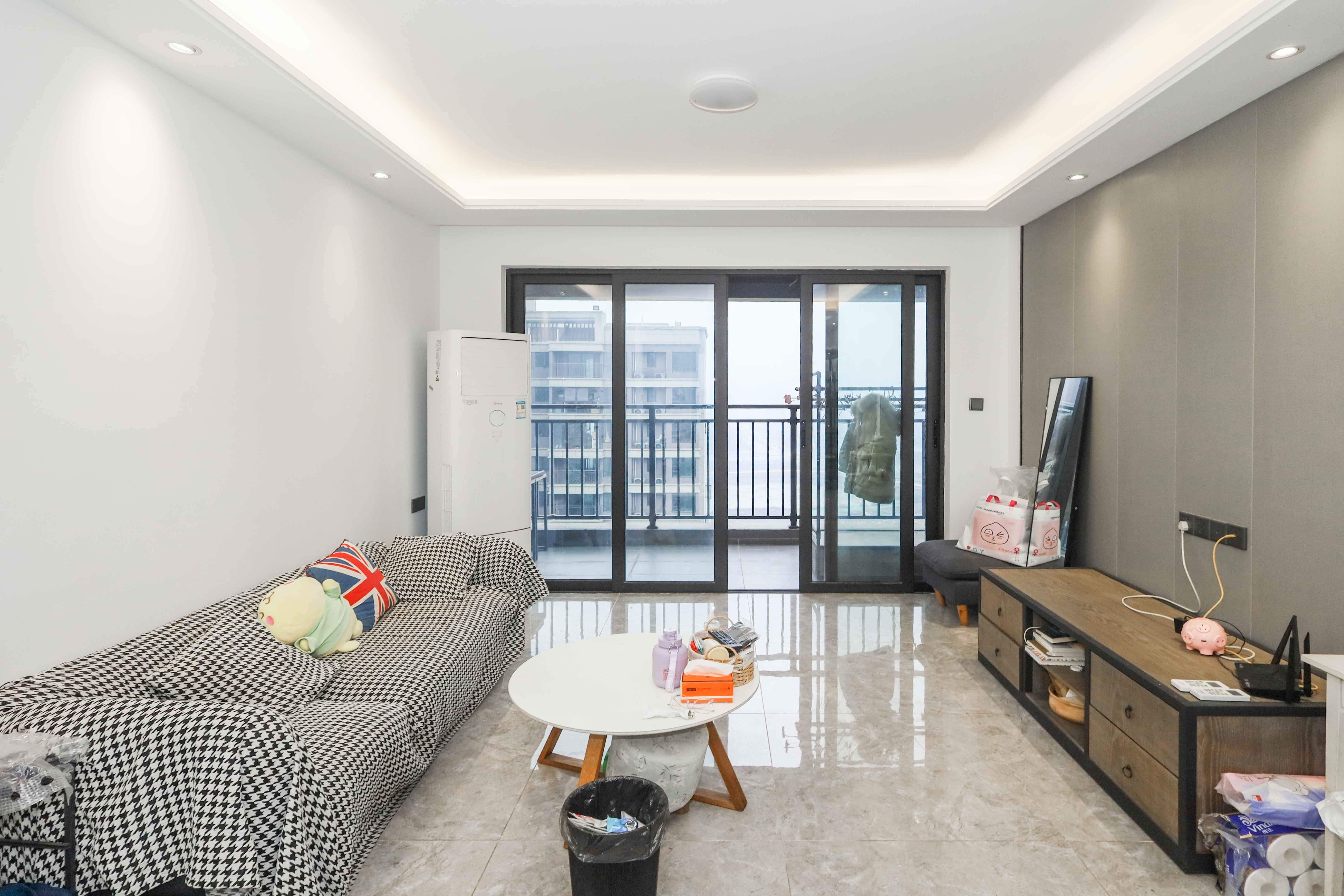 招商华发依云曦城 4室1厅1卫 130.0万 招商华发依云曦城 4室1厅1卫 130.0万客厅