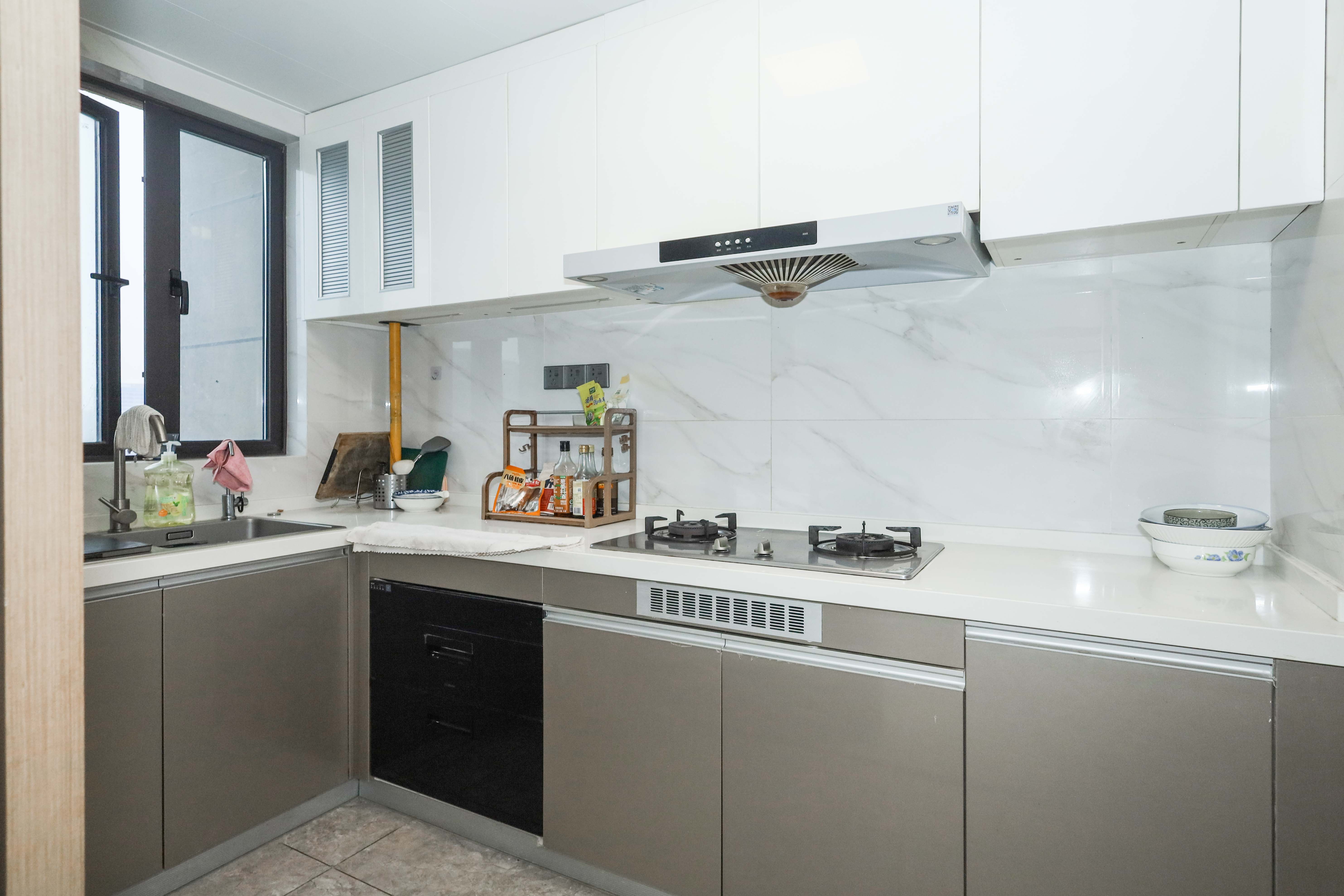 招商华发依云曦城 4室1厅1卫 130.0万 招商华发依云曦城 4室1厅1卫 130.0万厨房