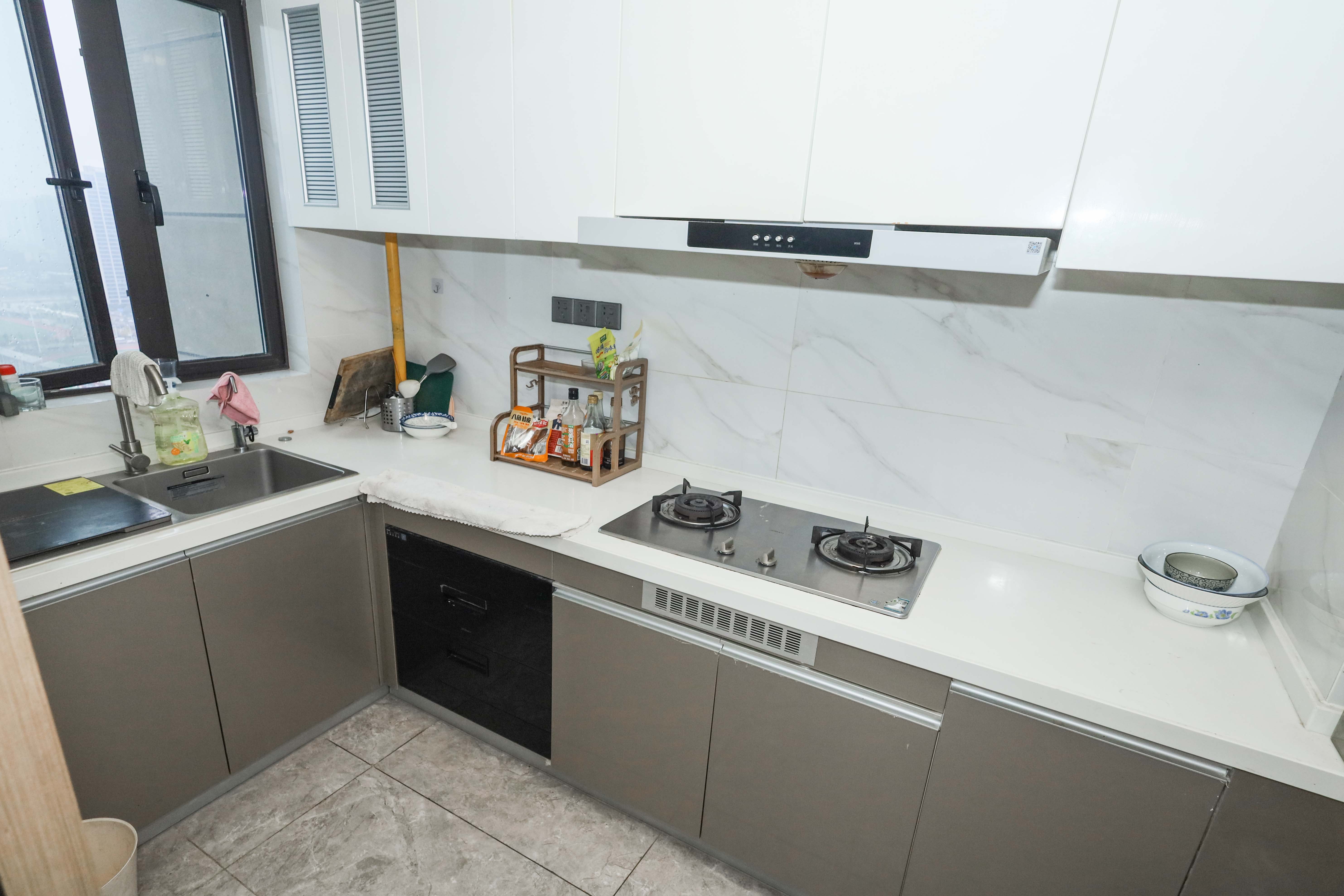 招商华发依云曦城 4室1厅1卫 130.0万 招商华发依云曦城 4室1厅1卫 130.0万厨房