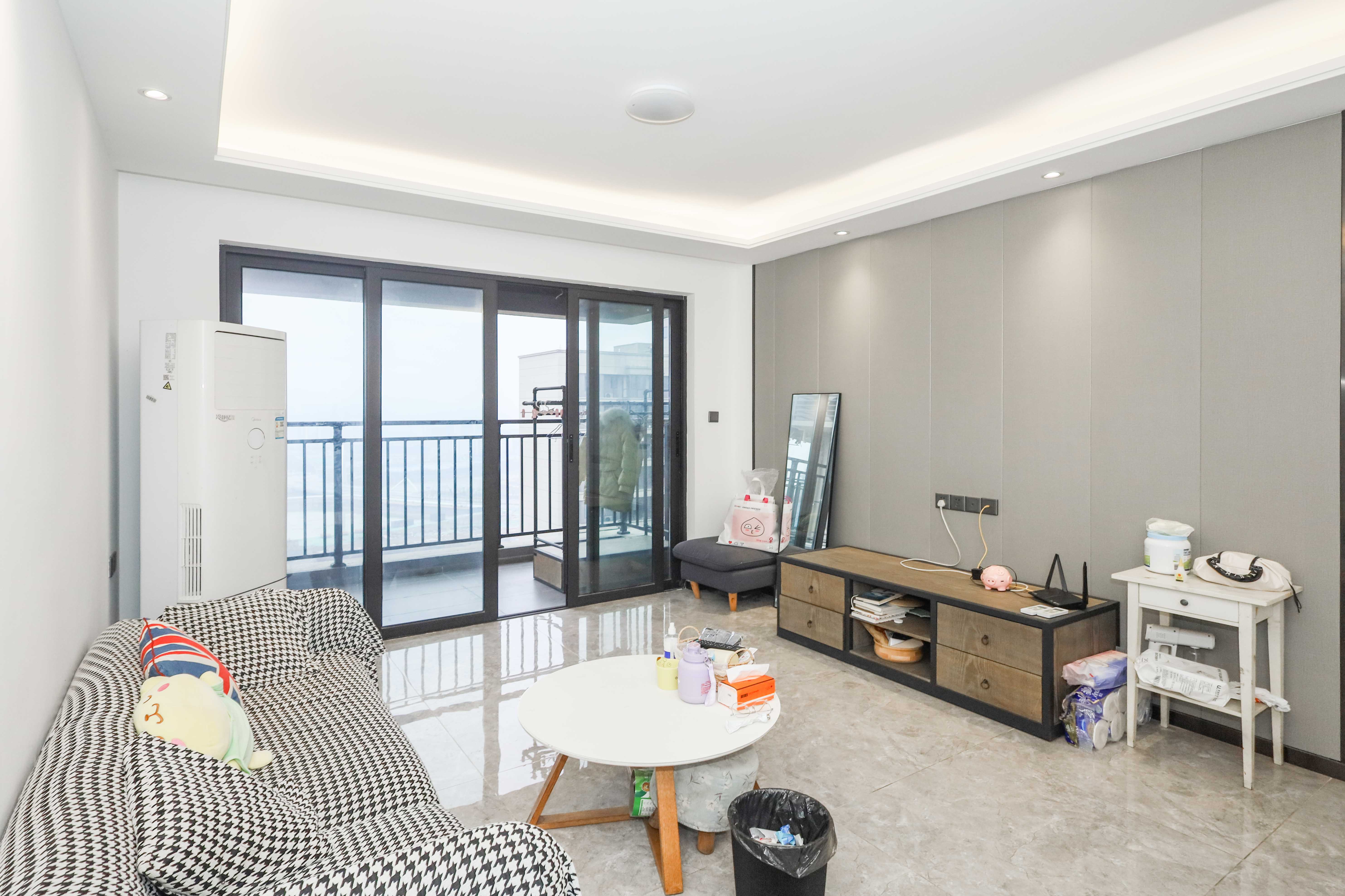 招商华发依云曦城 4室1厅1卫 130.0万 招商华发依云曦城 4室1厅1卫 130.0万客厅