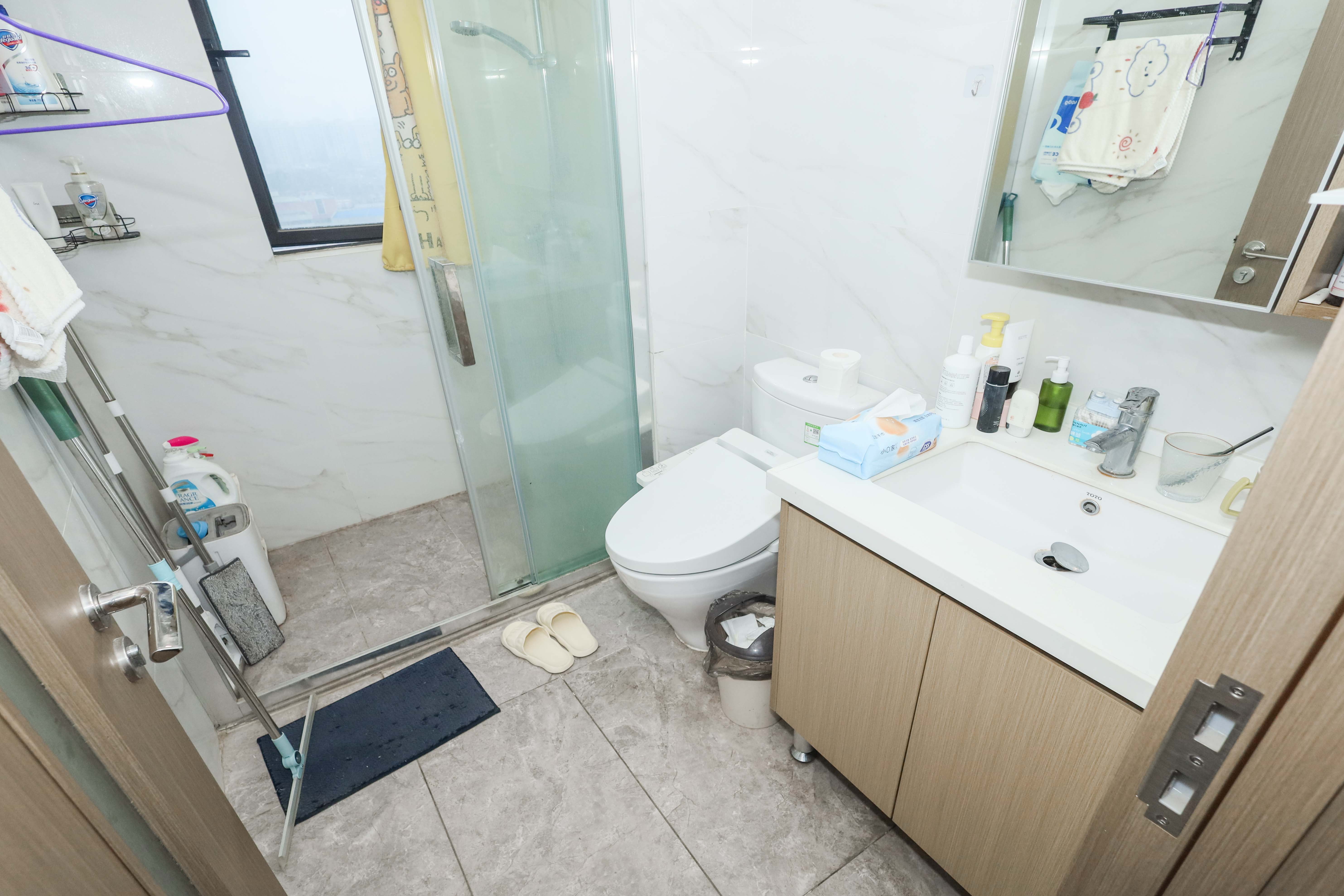 招商华发依云曦城 4室1厅1卫 130.0万 招商华发依云曦城 4室1厅1卫 130.0万卫生间