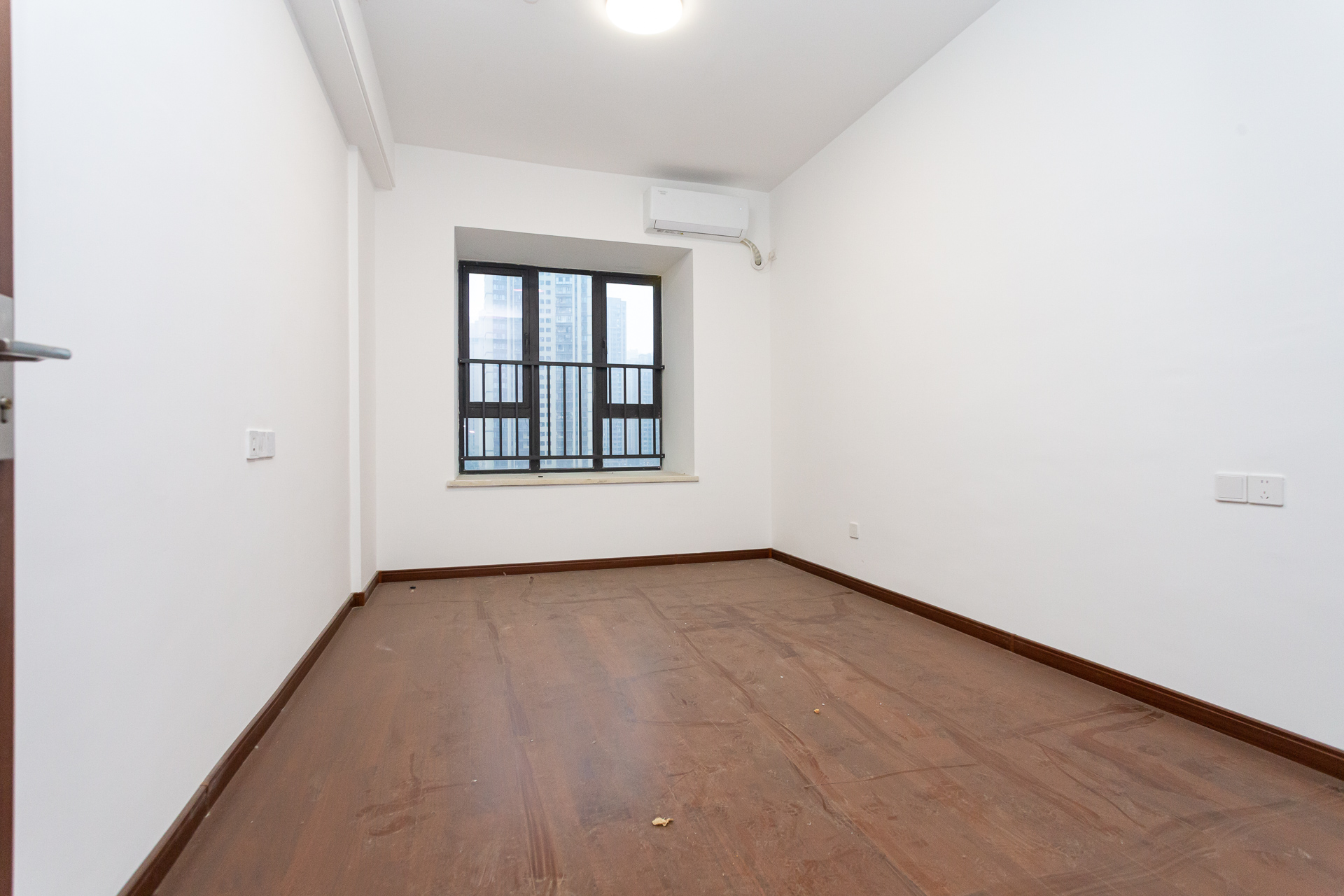 万润滨江天著  4室2厅2卫    180.0万 万润滨江天著  4室2厅2卫    180.0万卧室