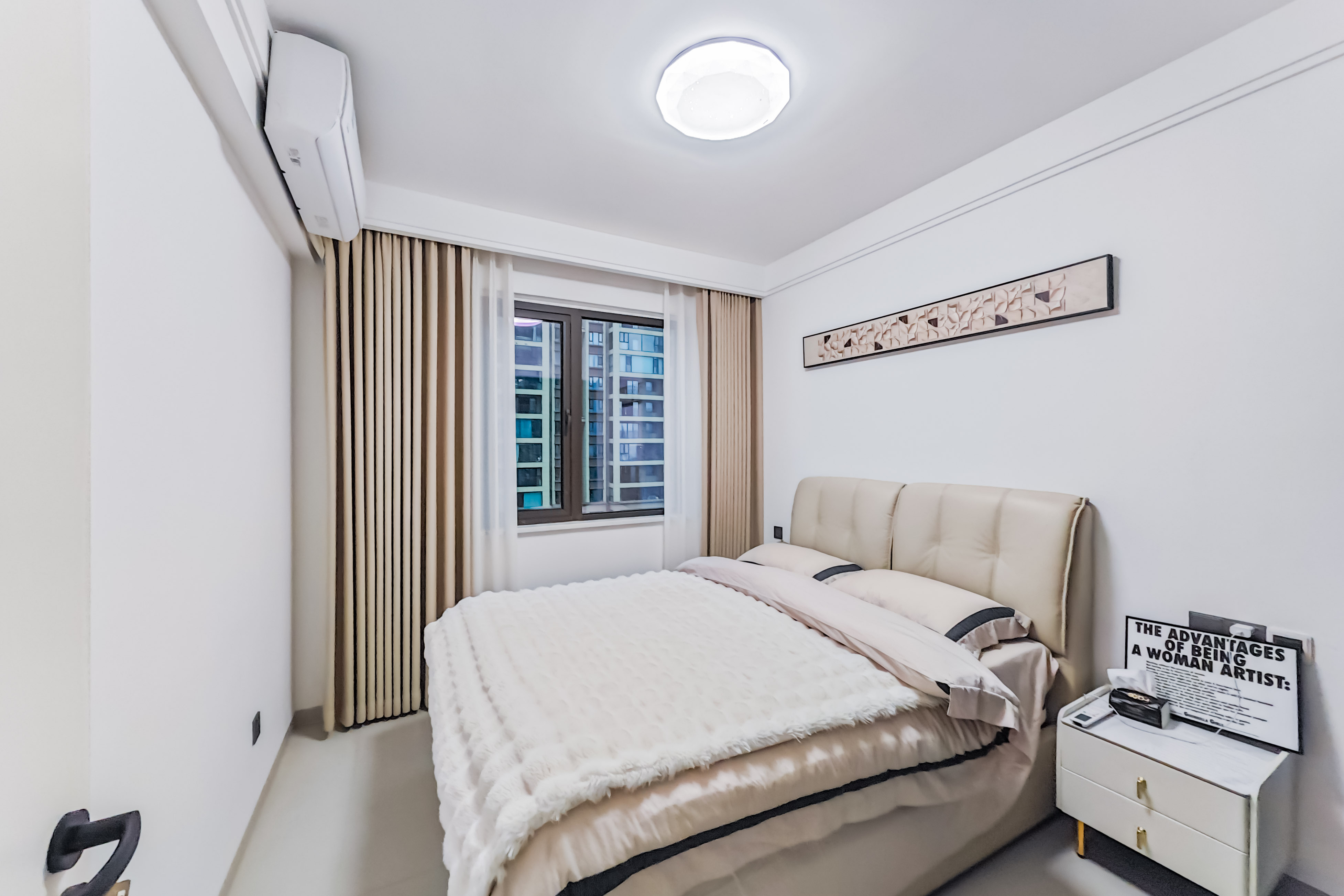 世茂璀璨天城  3室2厅2卫    220.0万卧室