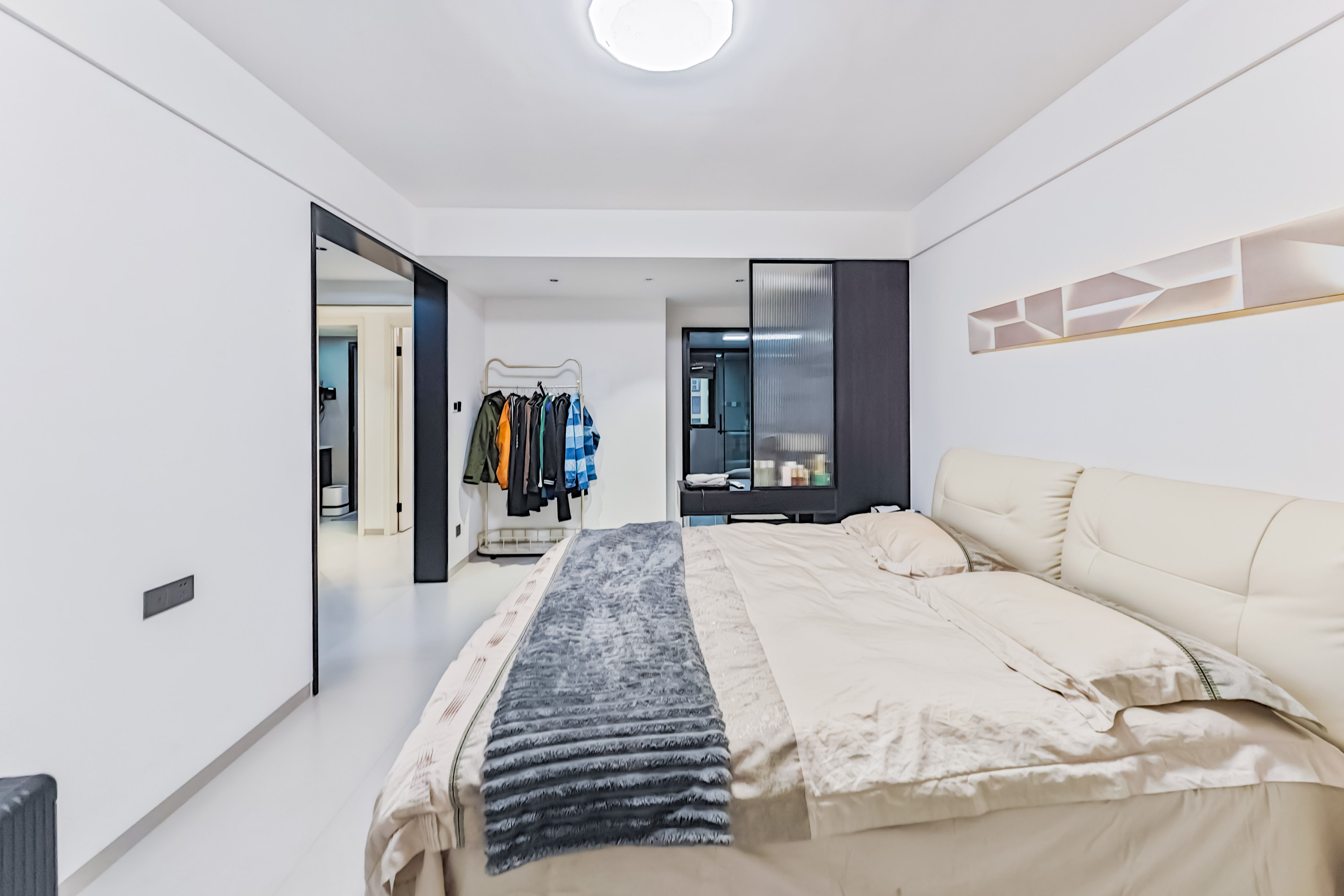 世茂璀璨天城  3室2厅2卫    220.0万卧室