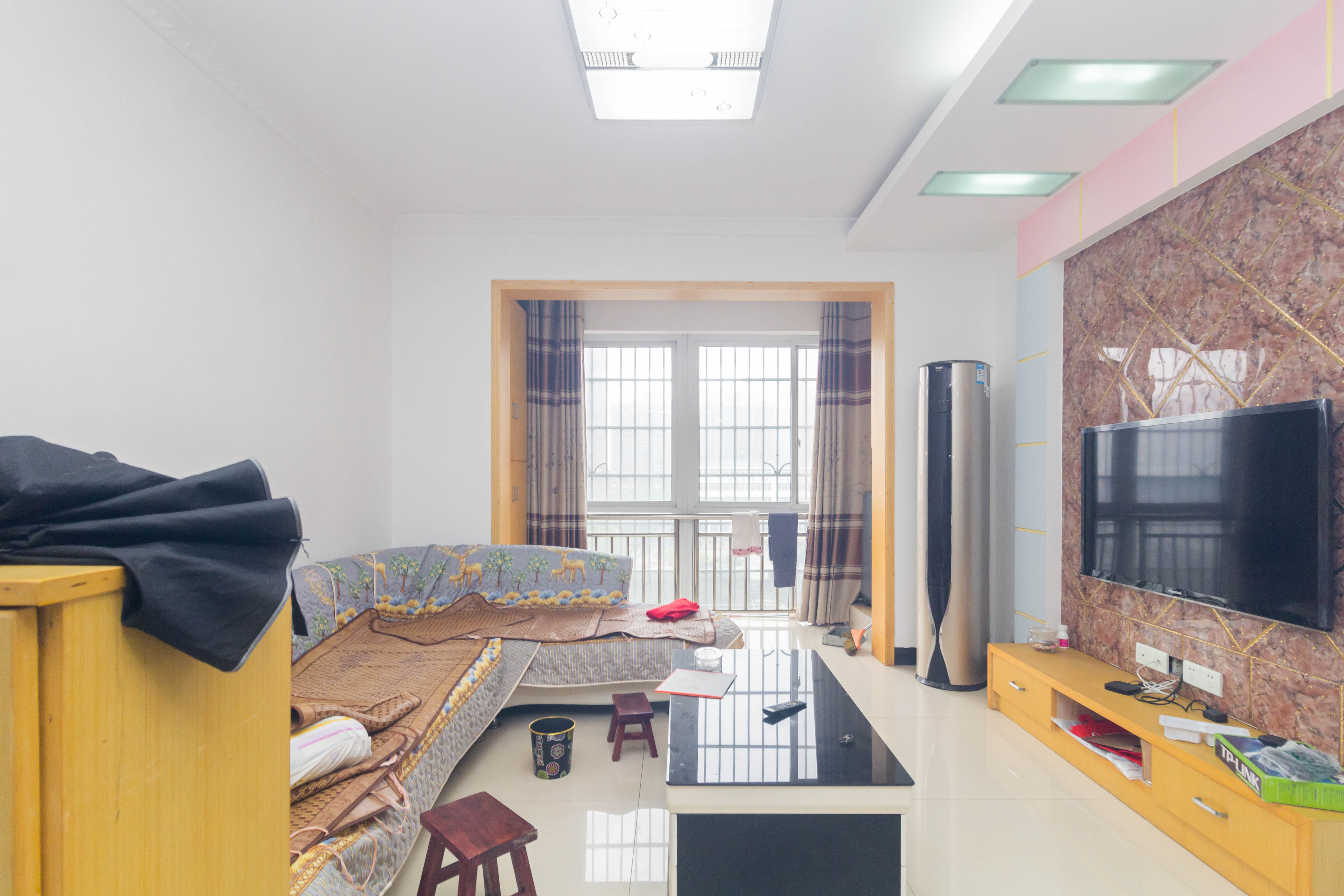 爵士湘  3室2厅2卫    68.0万 爵士湘  3室2厅2卫    68.0万客厅