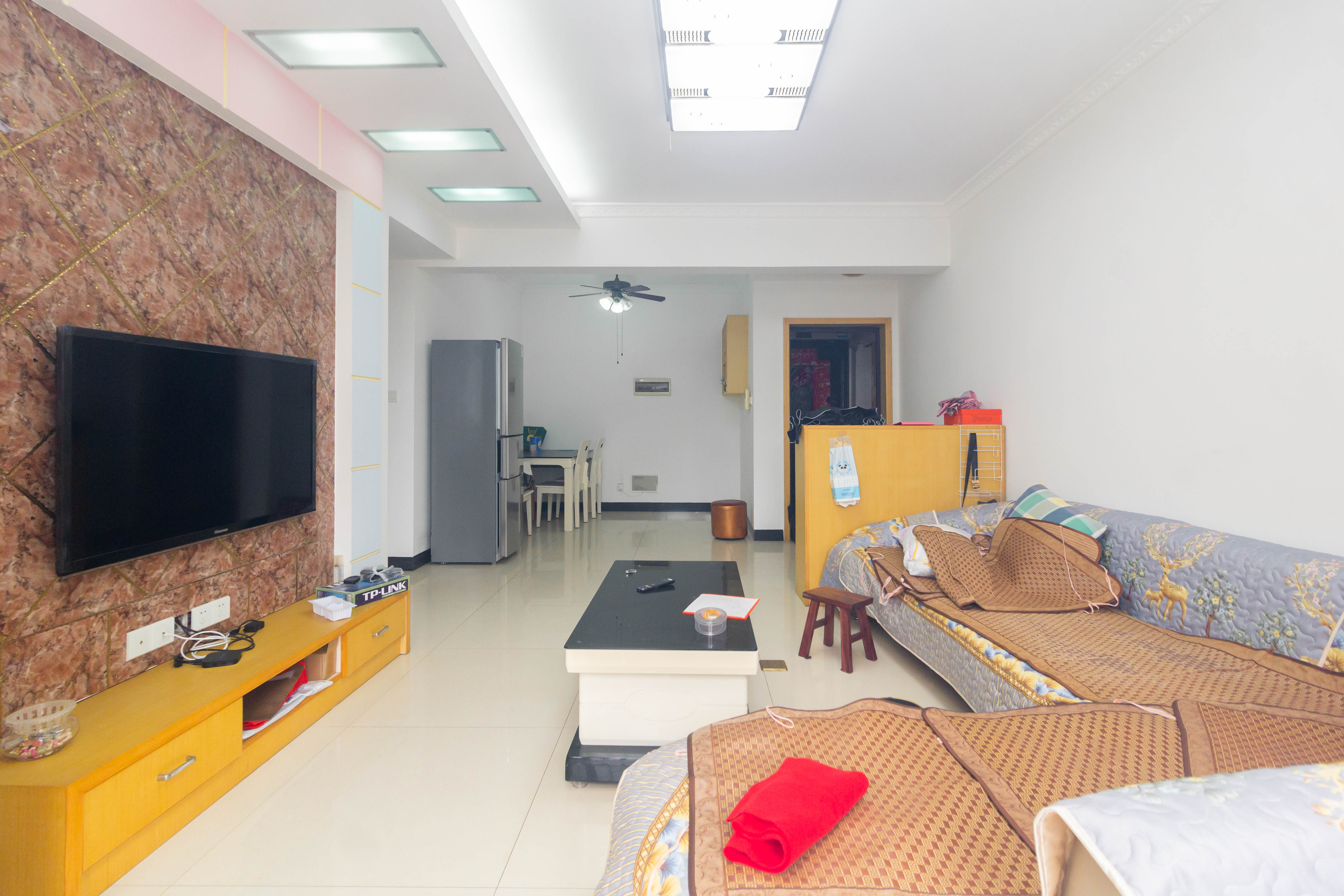 爵士湘  3室2厅2卫    68.0万 爵士湘  3室2厅2卫    68.0万客厅