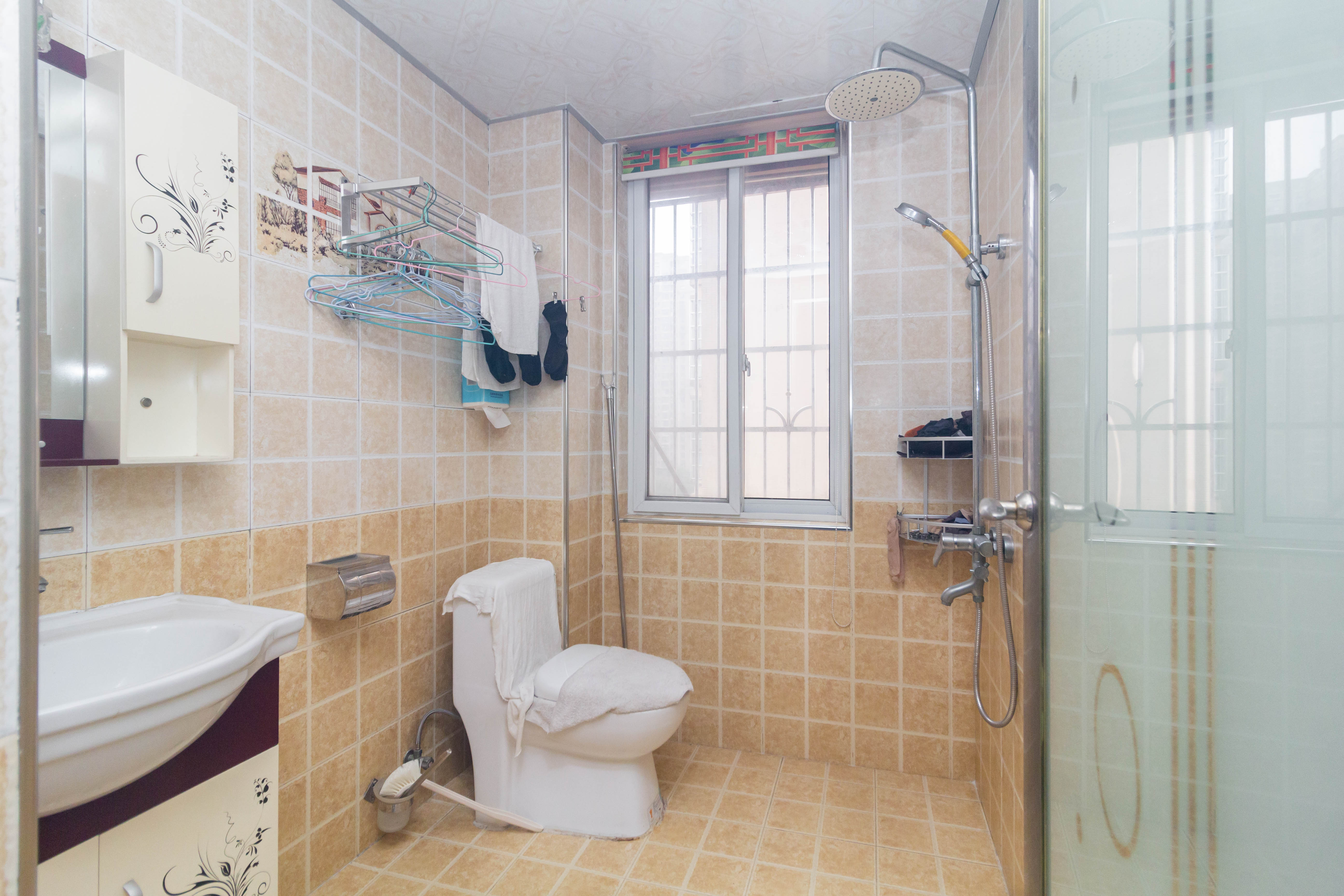 爵士湘  3室2厅2卫    68.0万卫生间