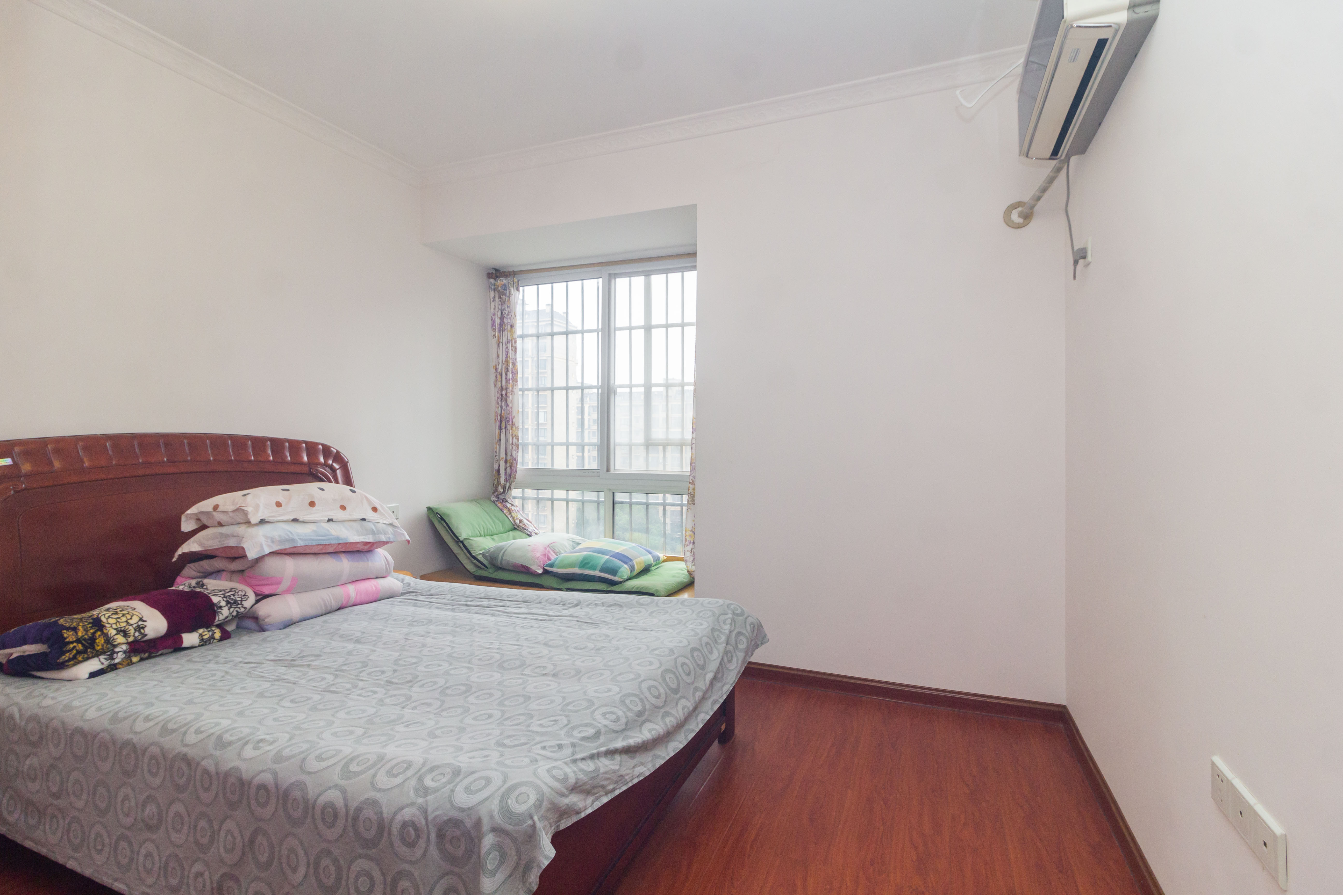 爵士湘  3室2厅2卫    68.0万 爵士湘  3室2厅2卫    68.0万卧室