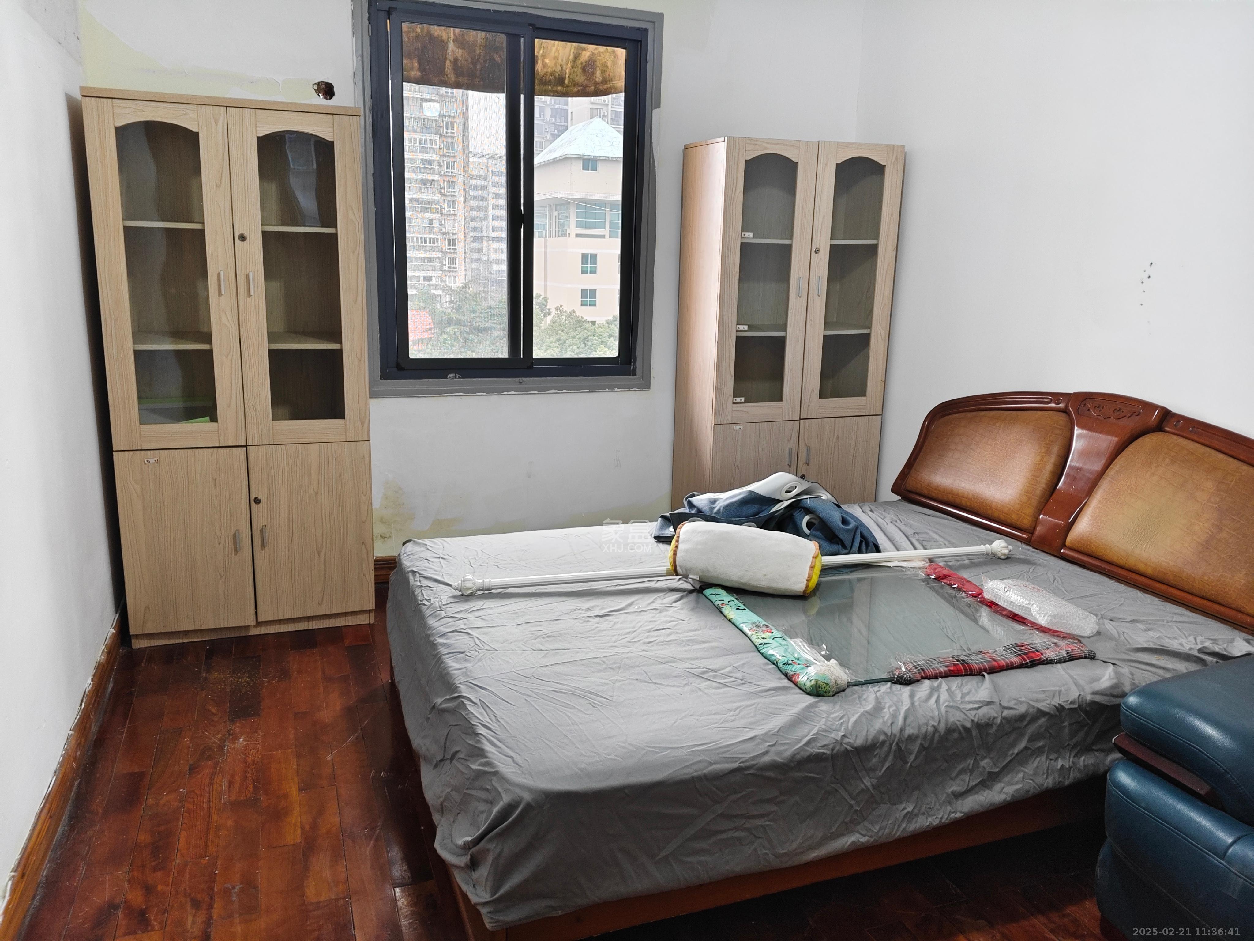 湖南石油化学工业局小区（侯家塘化工厅）  3室1厅1卫   2300.00元/月室内图