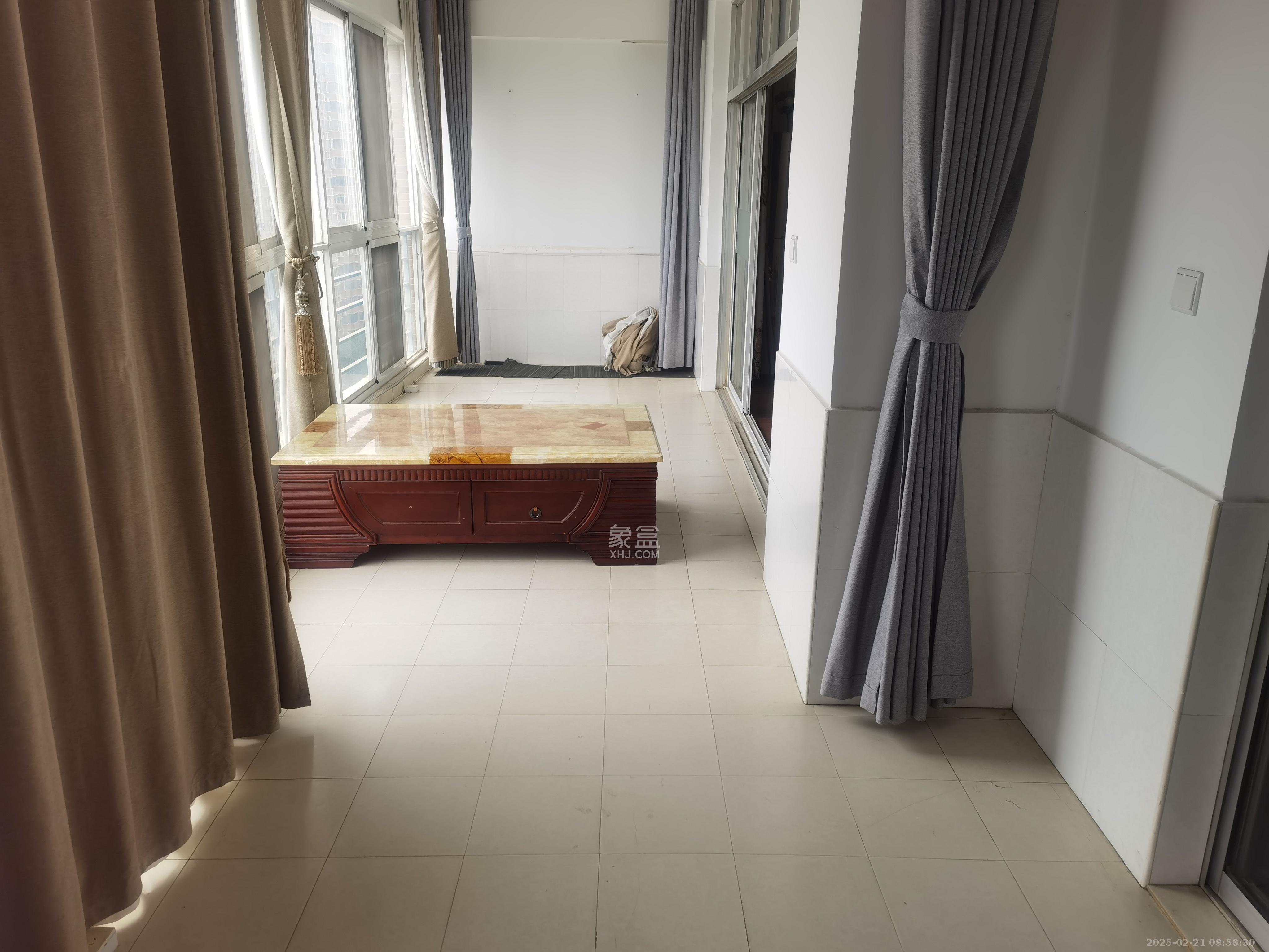 湘林家园(湘林小区电梯房) 4室2厅1卫 2600.0元/月 湘林家园(湘林小区电梯房) 4室2厅1卫 2600.0元/月室内图