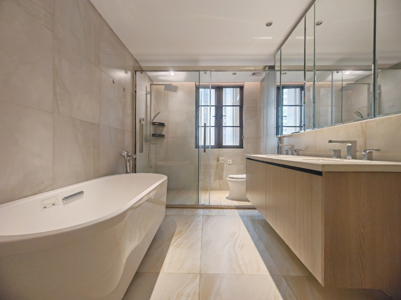 海航豪庭北苑 5室2厅4卫 552.0万 海航豪庭北苑 5室2厅4卫 552.0万客厅