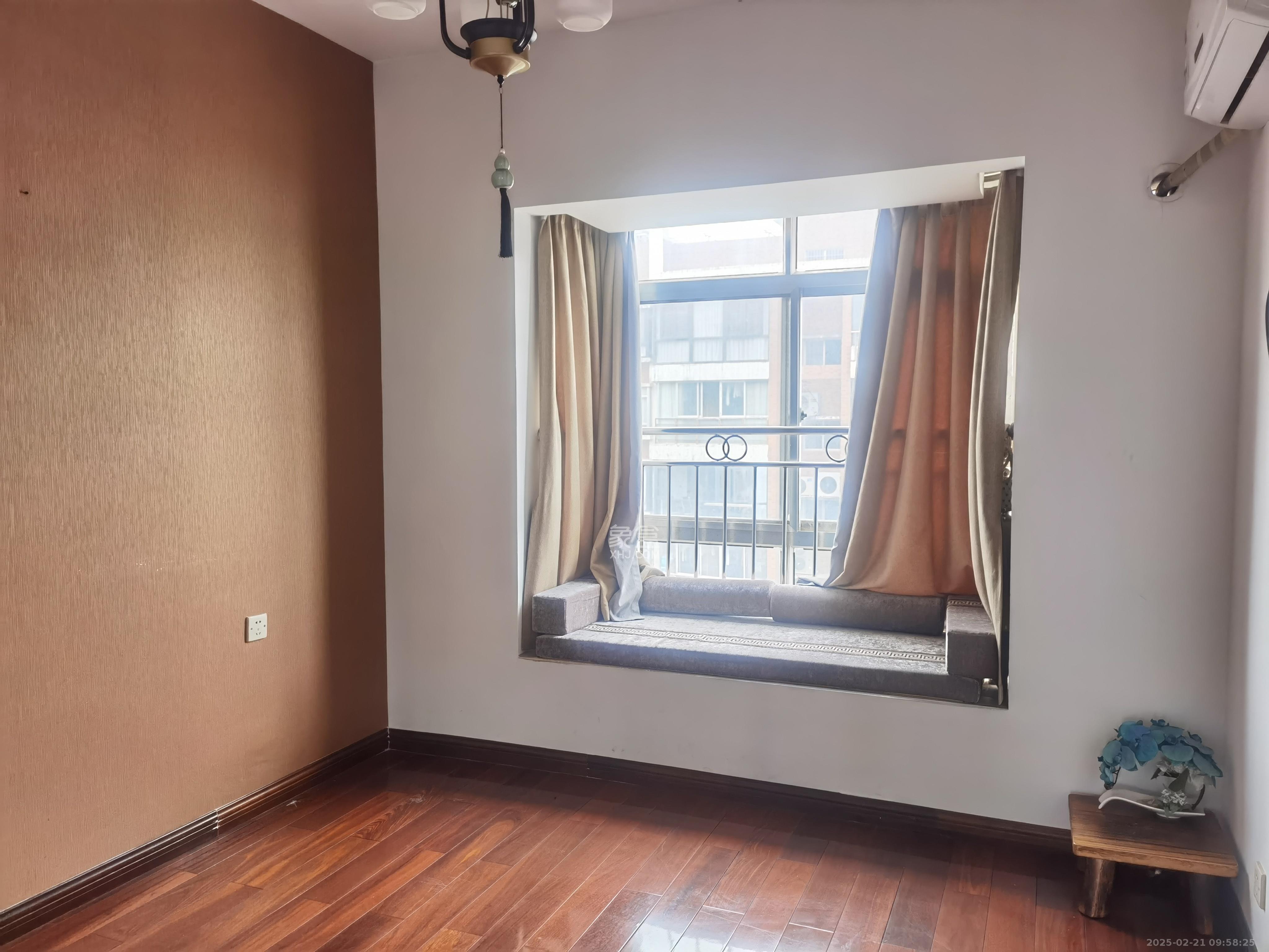 湘林家园(湘林小区电梯房) 4室2厅1卫 2600.0元/月 湘林家园(湘林小区电梯房) 4室2厅1卫 2600.0元/月室内图