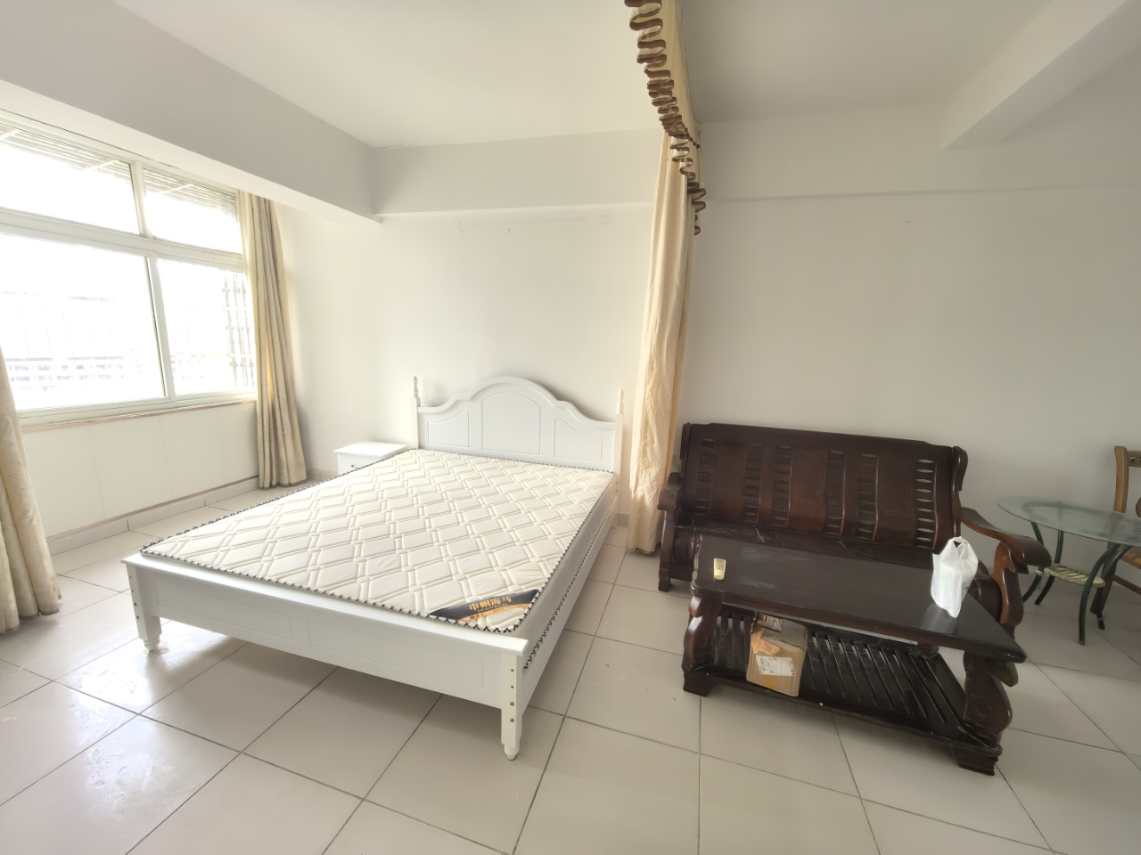 红玫瑰大厦 1室1厅1卫 42.0万 红玫瑰大厦 1室1厅1卫 42.0万客厅