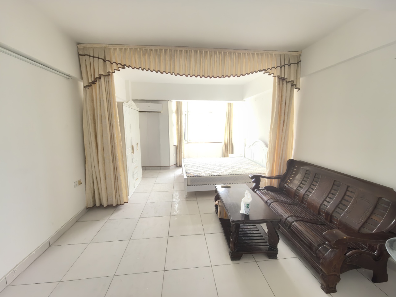 红玫瑰大厦 1室1厅1卫 42.0万 红玫瑰大厦 1室1厅1卫 42.0万客厅