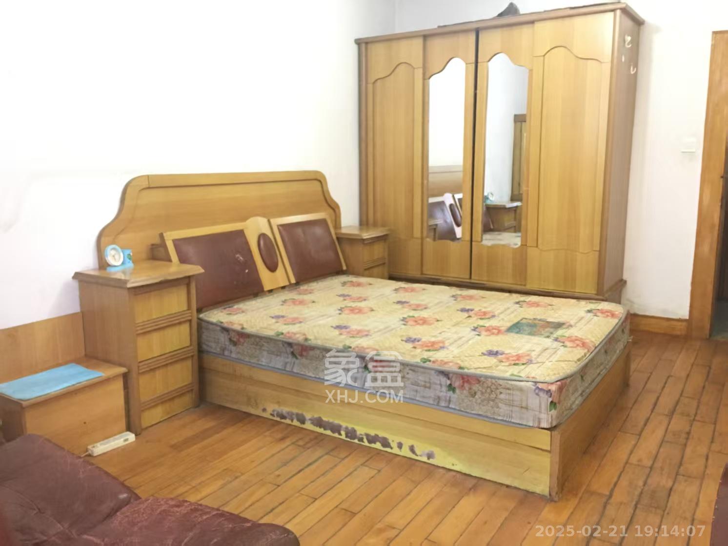 赤岗小区(一二三片)  3室1厅1卫    1800.0元/月 赤岗小区(一二三片)  3室1厅1卫    1800.0元/月室内图1