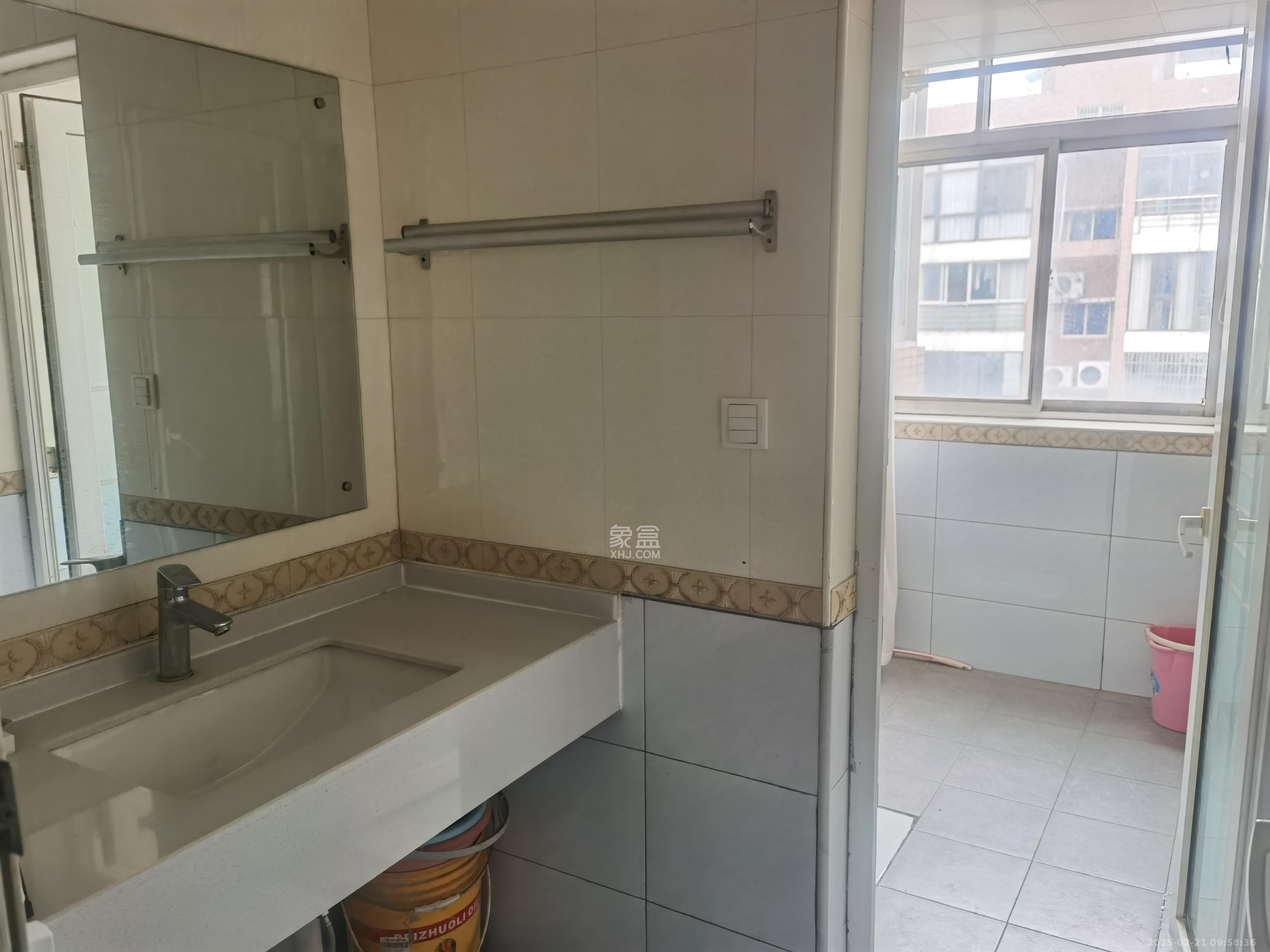 湘林家园(湘林小区电梯房) 4室2厅1卫 2600.0元/月 湘林家园(湘林小区电梯房) 4室2厅1卫 2600.0元/月室内图