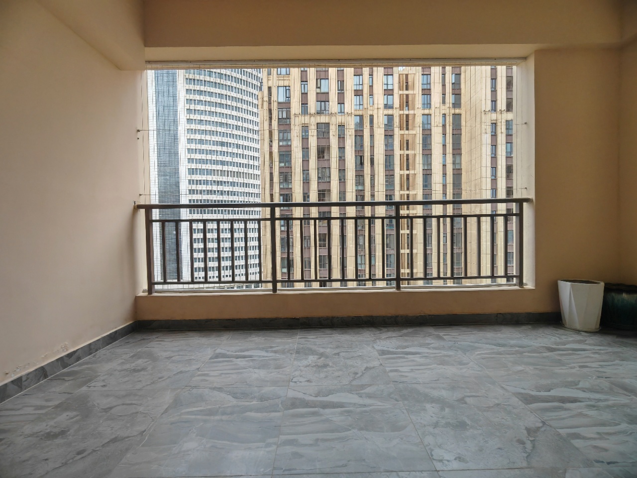 海航豪庭北苑 5室2厅4卫 552.0万 海航豪庭北苑 5室2厅4卫 552.0万客厅