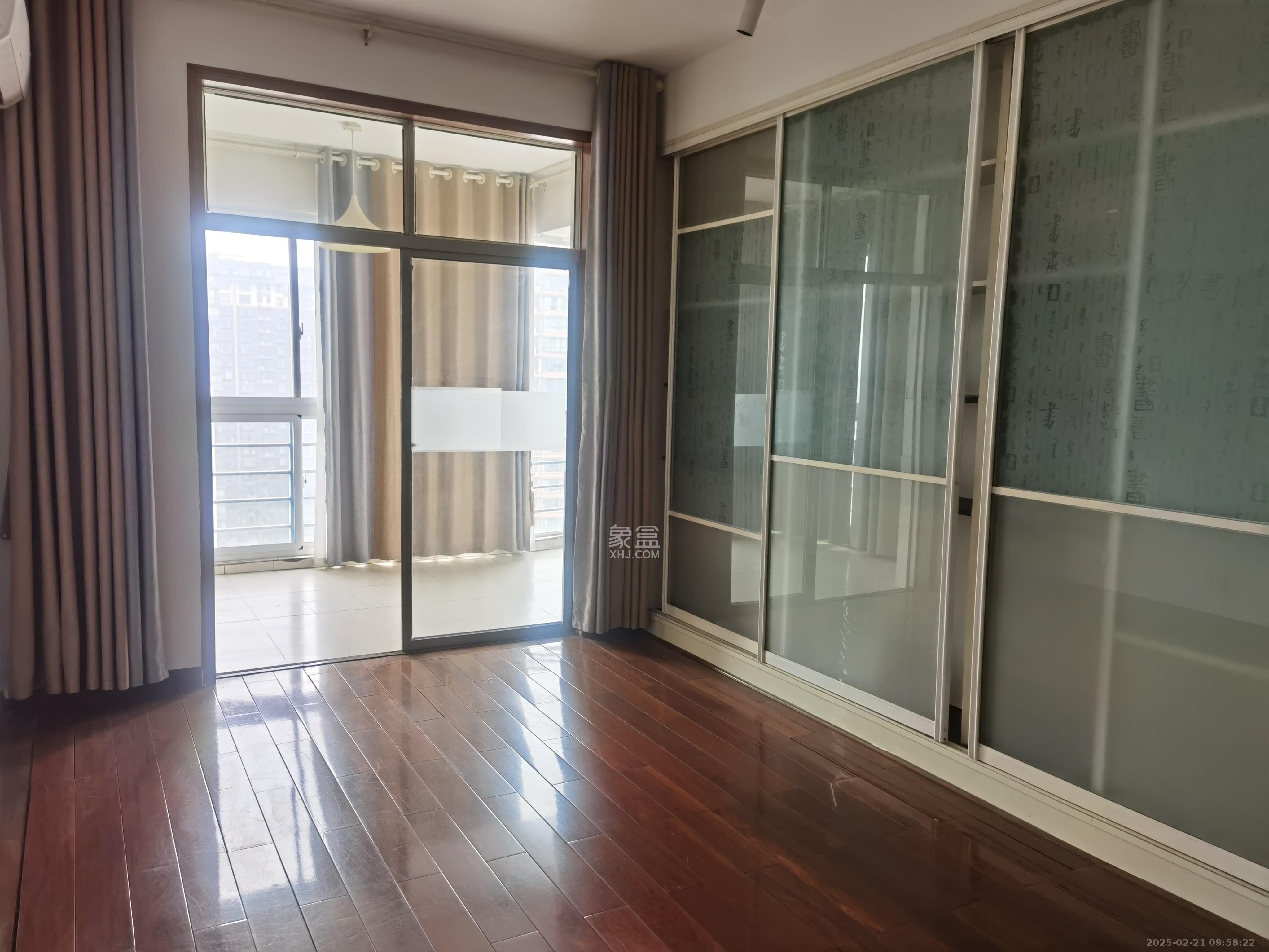 湘林家园(湘林小区电梯房) 4室2厅1卫 2600.0元/月 湘林家园(湘林小区电梯房) 4室2厅1卫 2600.0元/月室内图