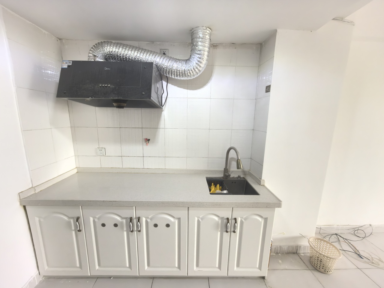 红玫瑰大厦 1室1厅1卫 42.0万 红玫瑰大厦 1室1厅1卫 42.0万客厅