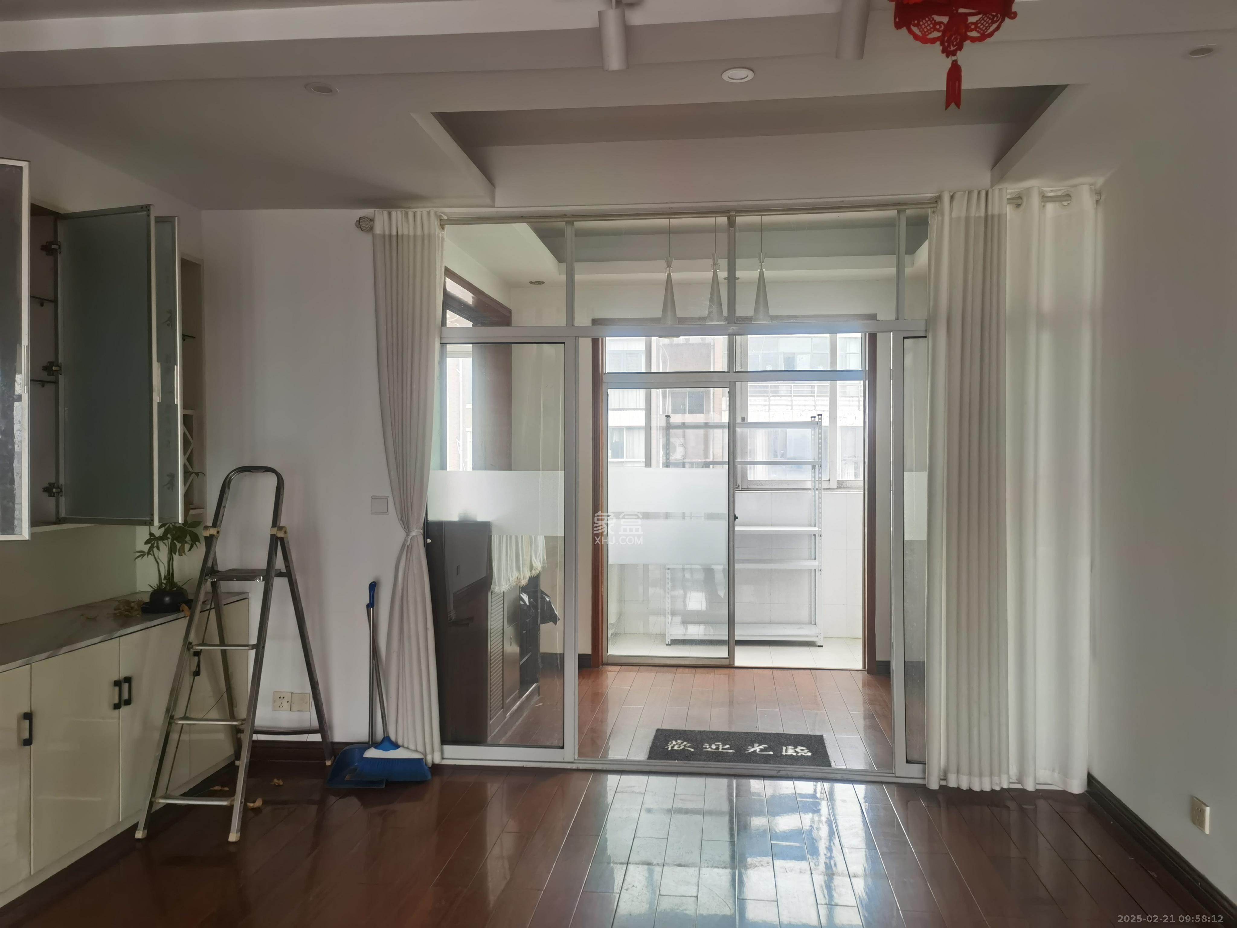 湘林家园(湘林小区电梯房) 4室2厅1卫 2600.0元/月 湘林家园(湘林小区电梯房) 4室2厅1卫 2600.0元/月室内图