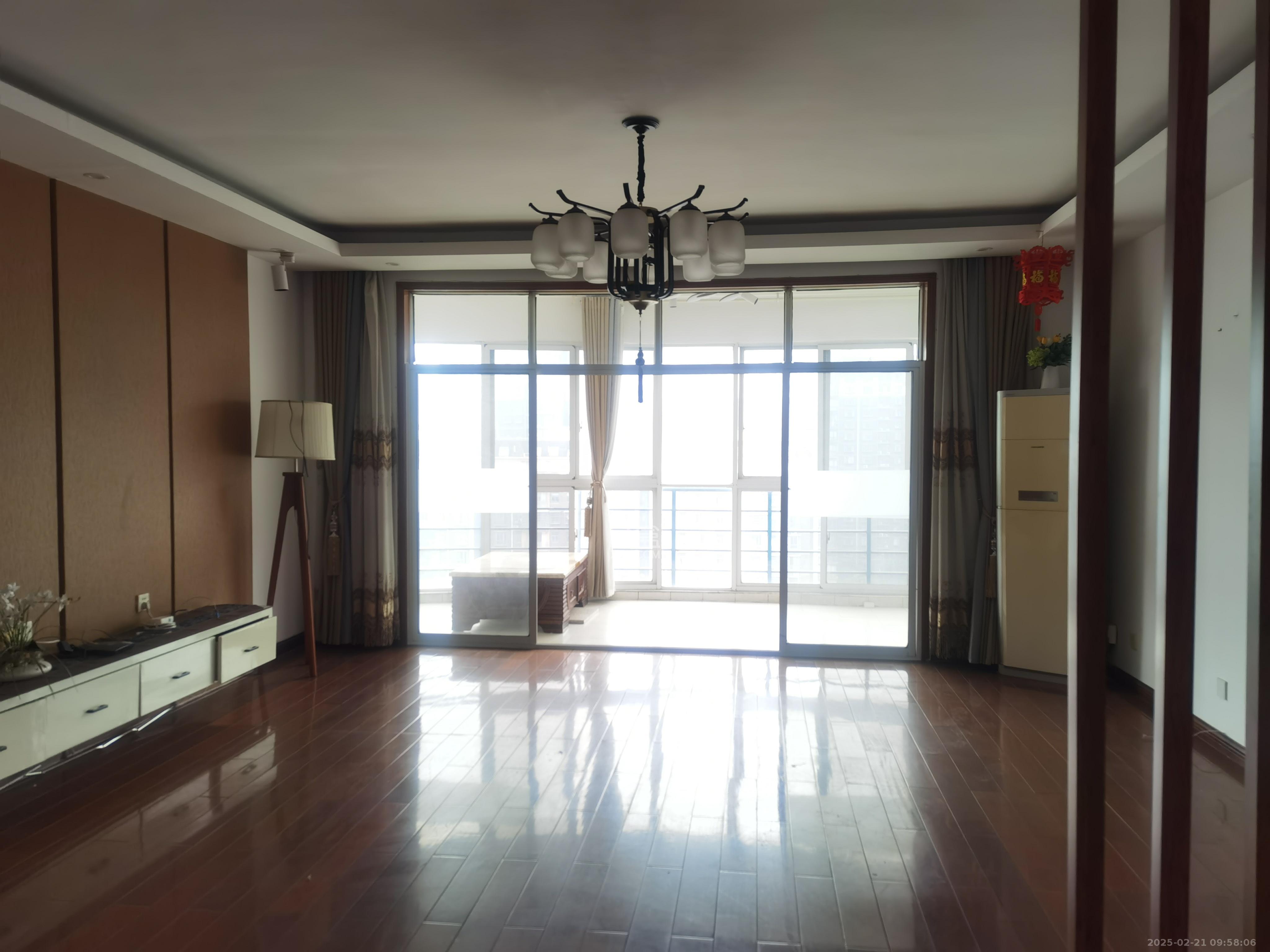 湘林家园(湘林小区电梯房) 4室2厅1卫 2600.0元/月 湘林家园(湘林小区电梯房) 4室2厅1卫 2600.0元/月室内图