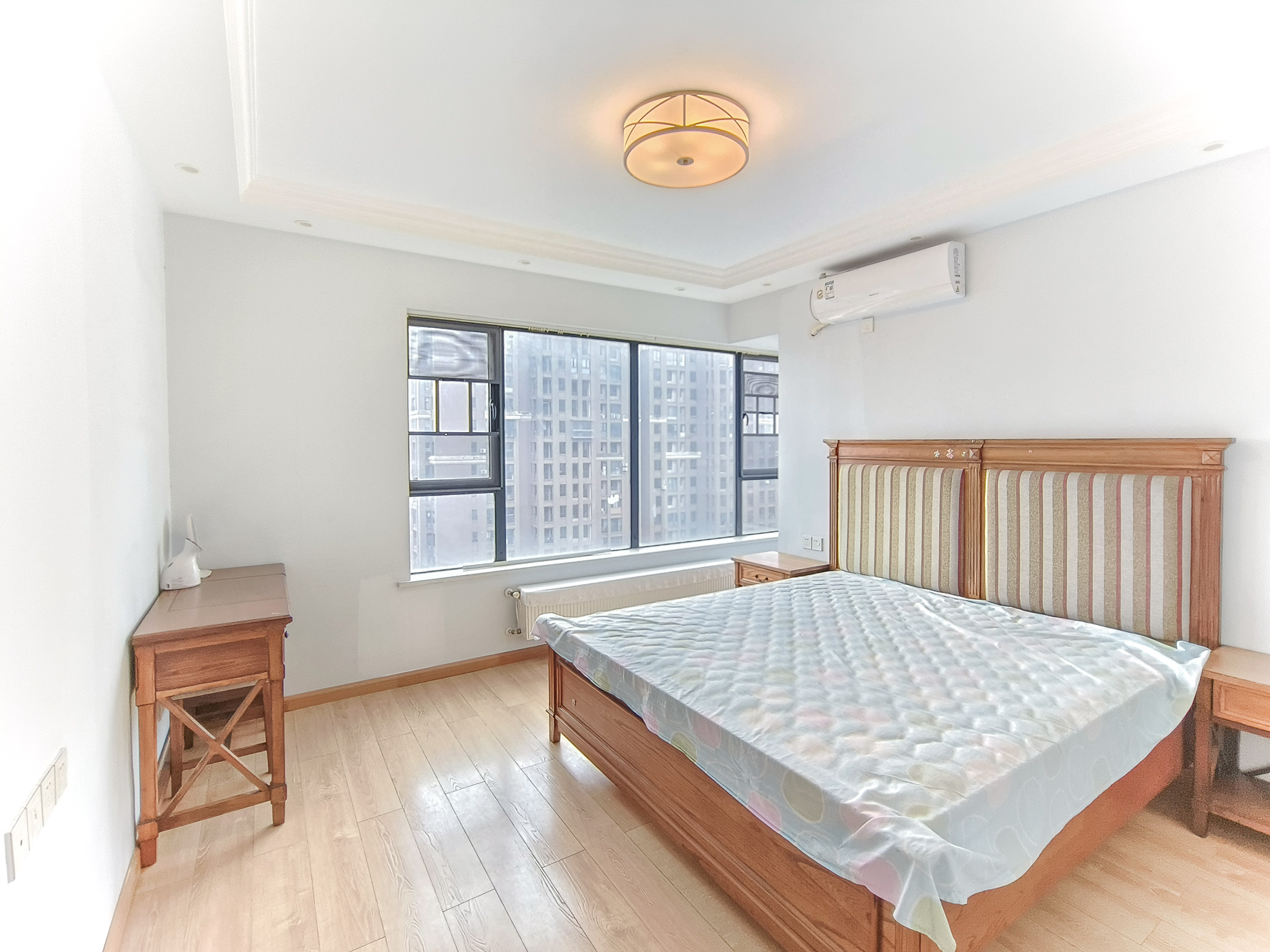 三一街区 4室2厅2卫 96.8万 三一街区 4室2厅2卫 96.8万卧室