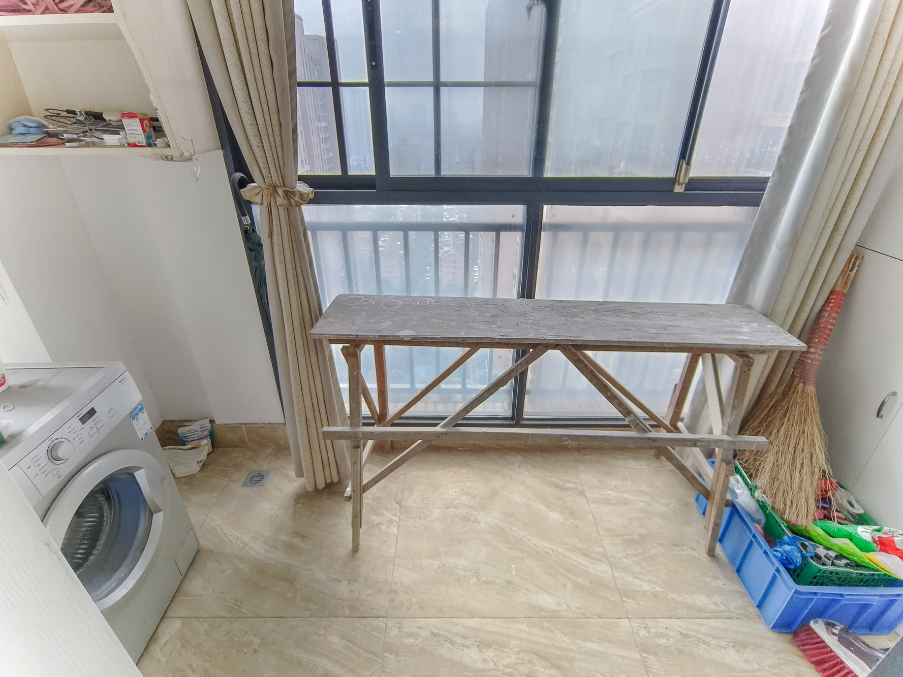 三一街区  4室2厅2卫   96.80万阳台