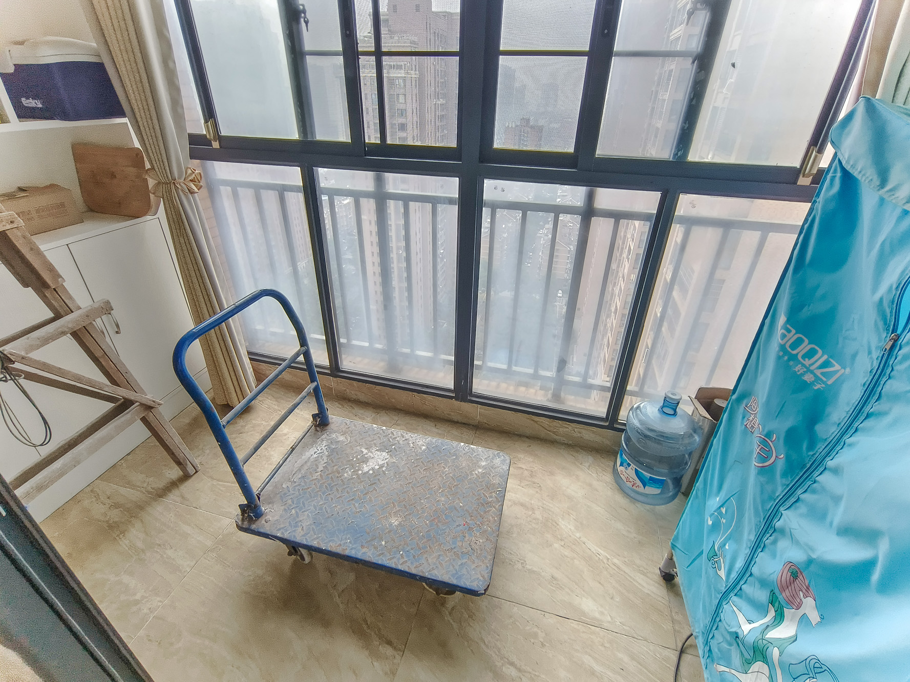 三一街区  4室2厅2卫   96.80万阳台