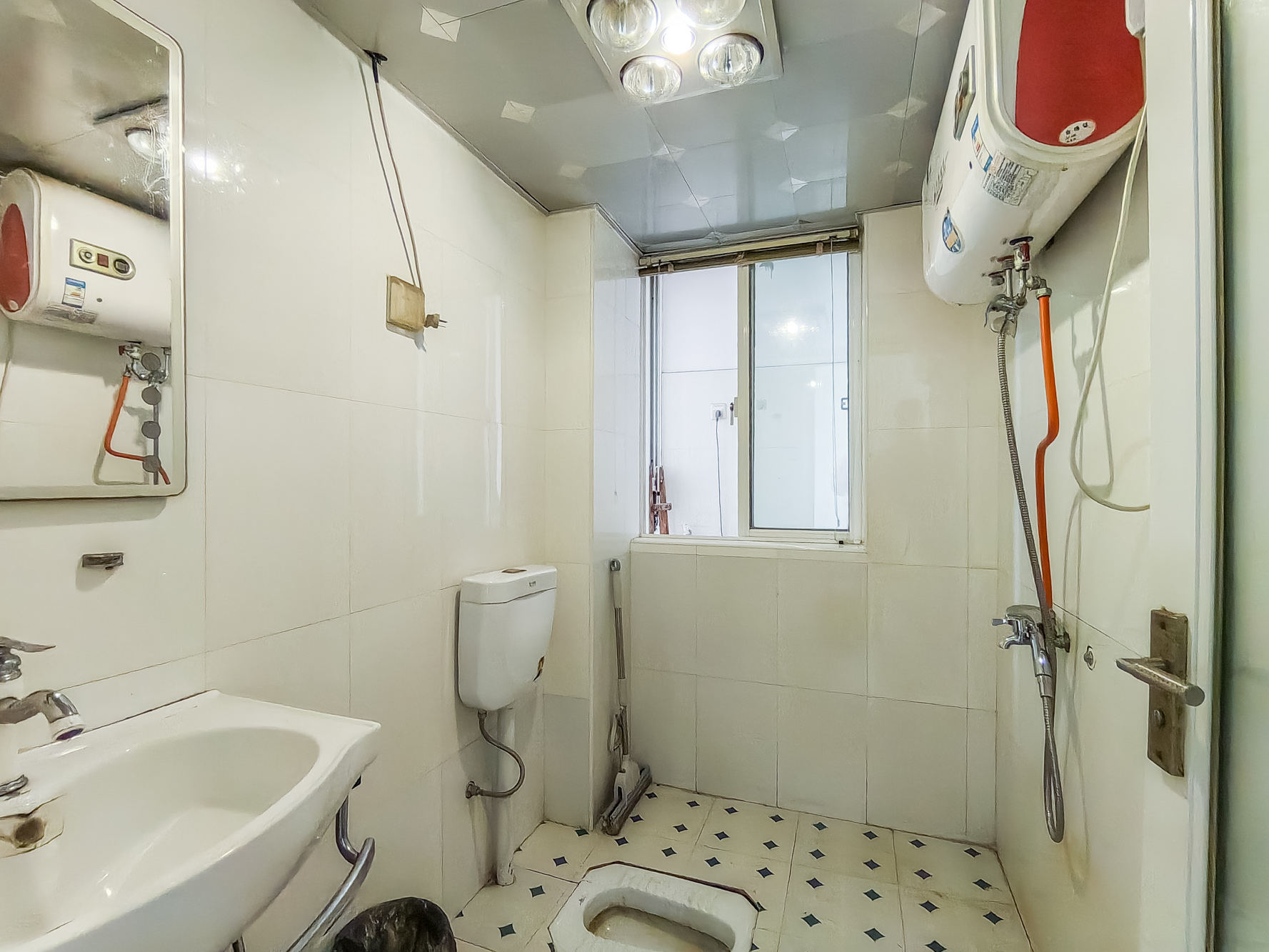 紫晶城 1室1厅1卫 22.8万 紫晶城 1室1厅1卫 22.8万卫生间