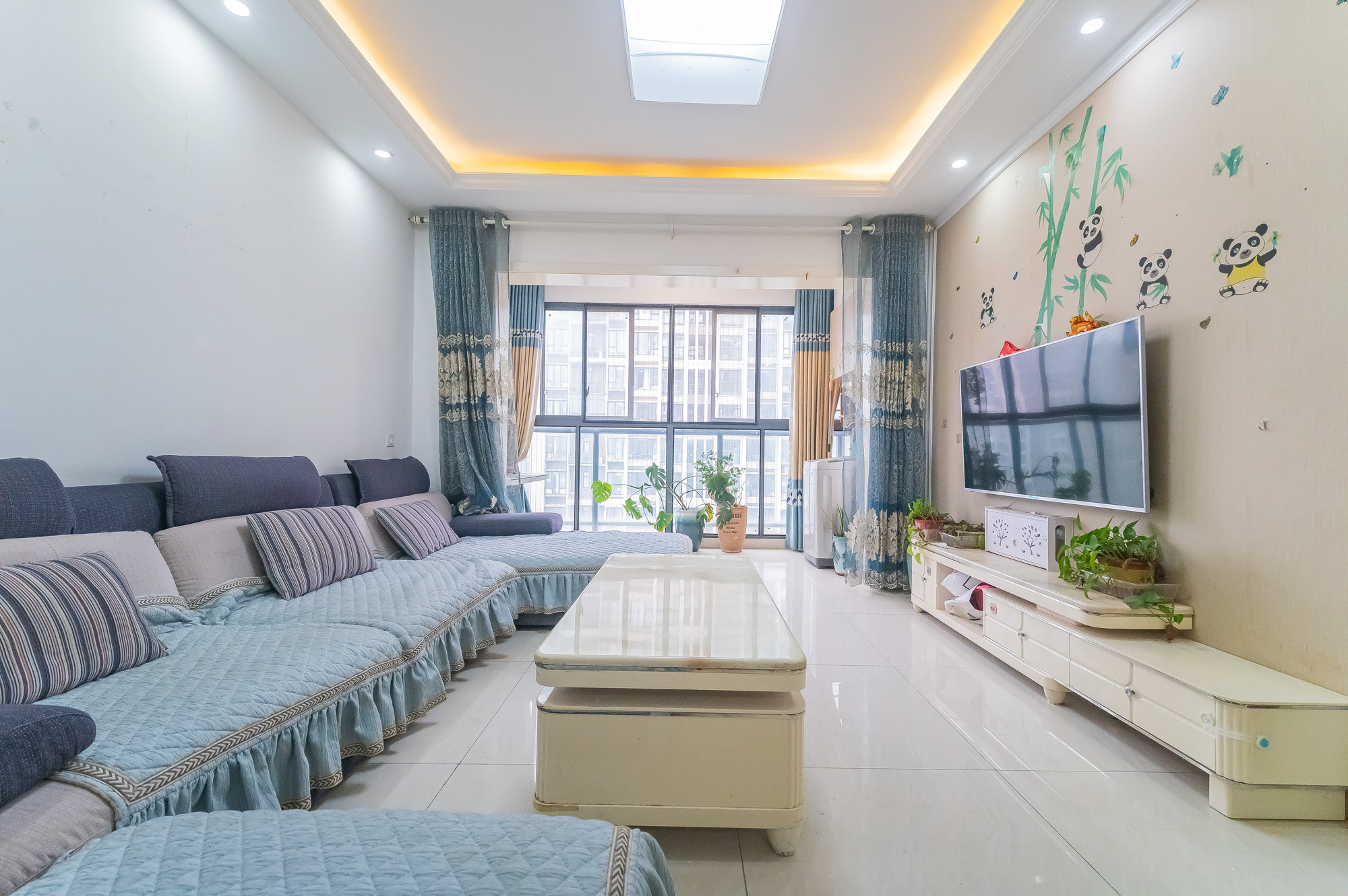 蓝山郡 3室2厅1卫 59.0万 蓝山郡 3室2厅1卫 59.0万客厅