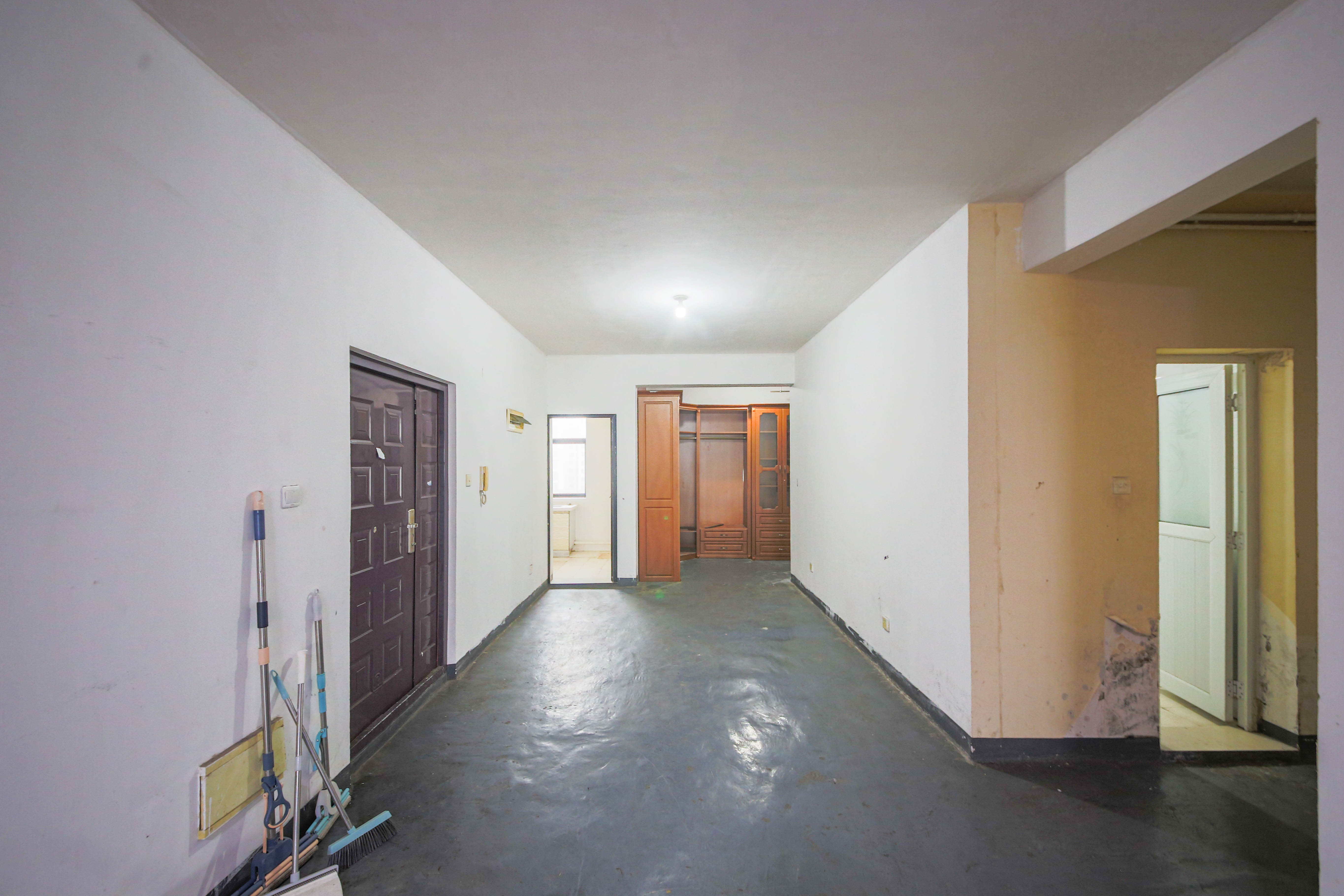 迎新佳苑  1室2厅1卫    150.0万 迎新佳苑  1室2厅1卫    150.0万客厅