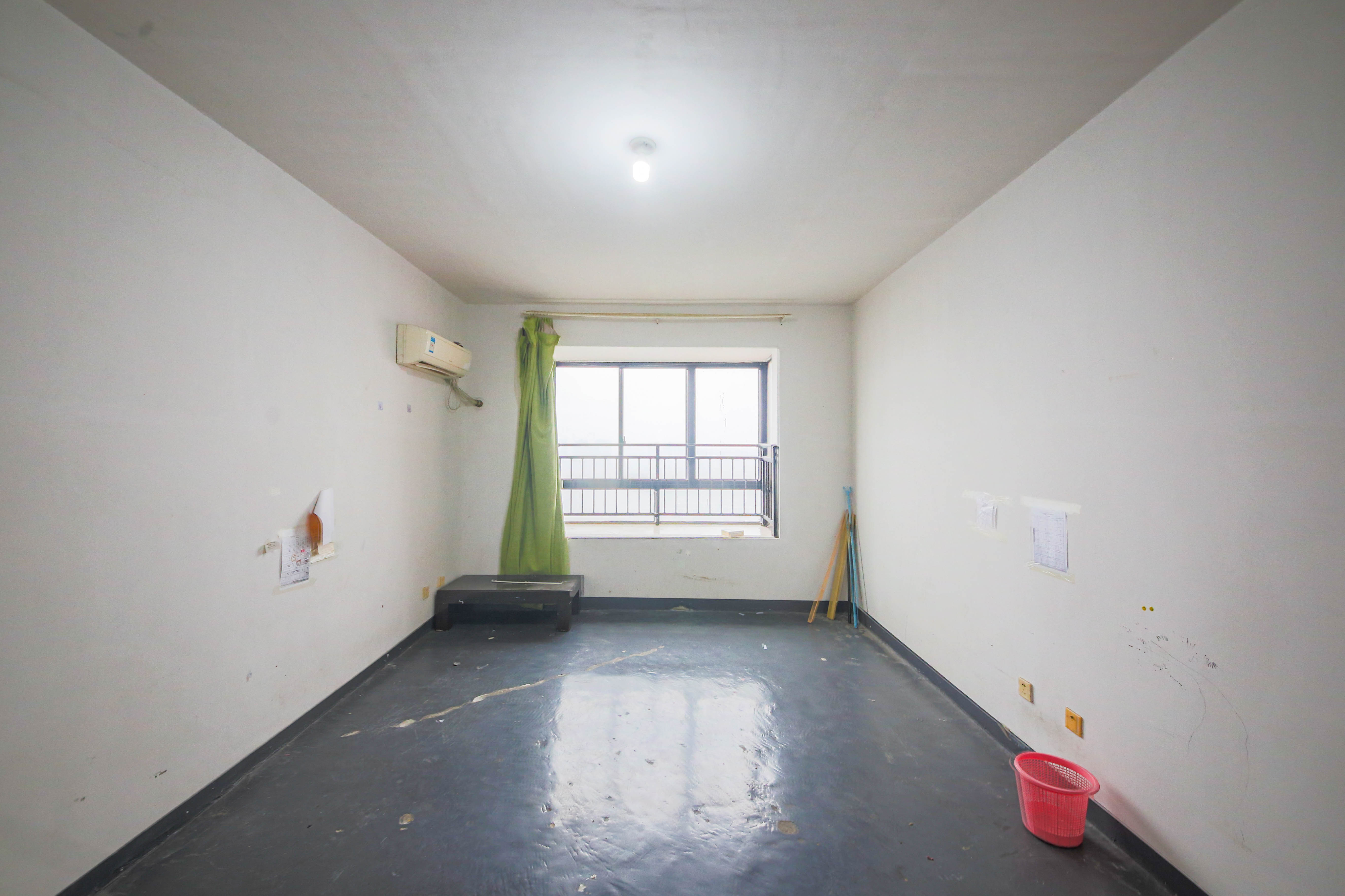 迎新佳苑  1室2厅1卫    150.0万 迎新佳苑  1室2厅1卫    150.0万卧室