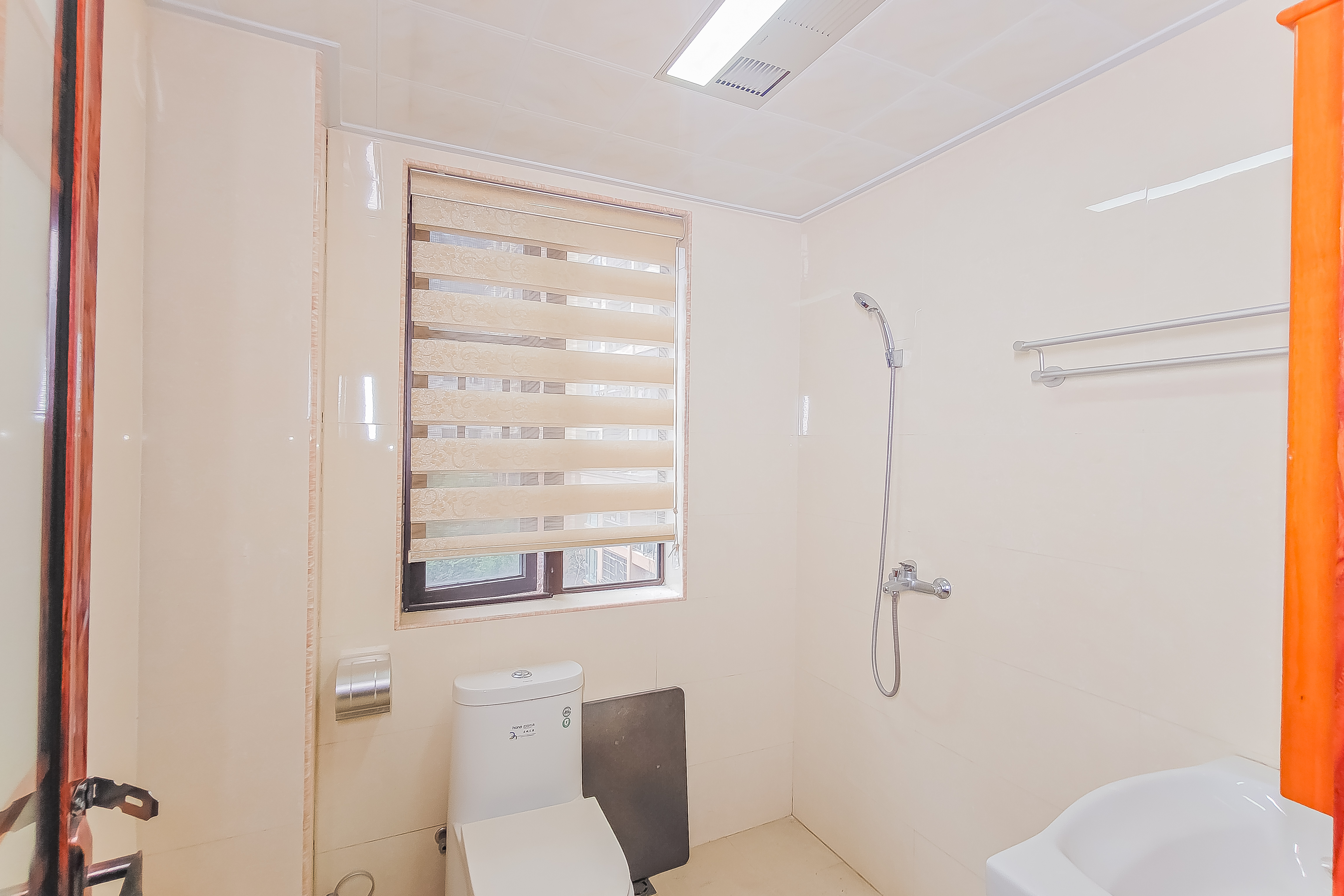 大鸿杰座  3室2厅2卫    140.0万 大鸿杰座  3室2厅2卫    140.0万卫生间