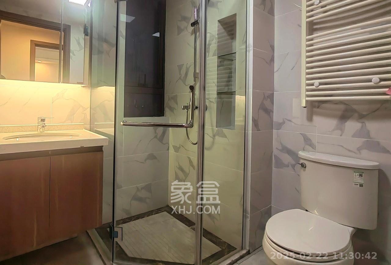 绿地V岛  3室2厅2卫   4000.00元/月室内图